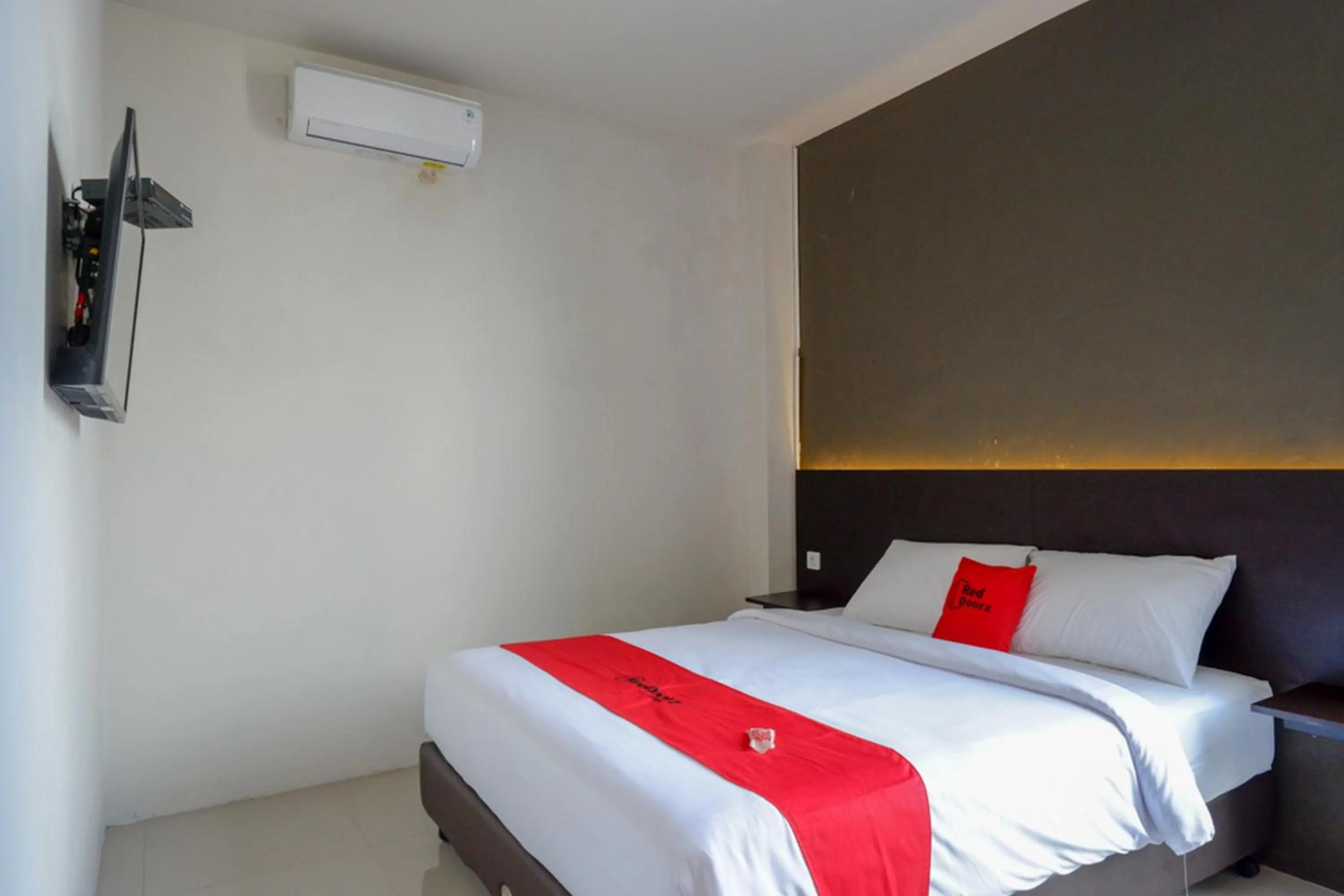 Bedroom, Bed in RedDoorz Plus near Solo Baru