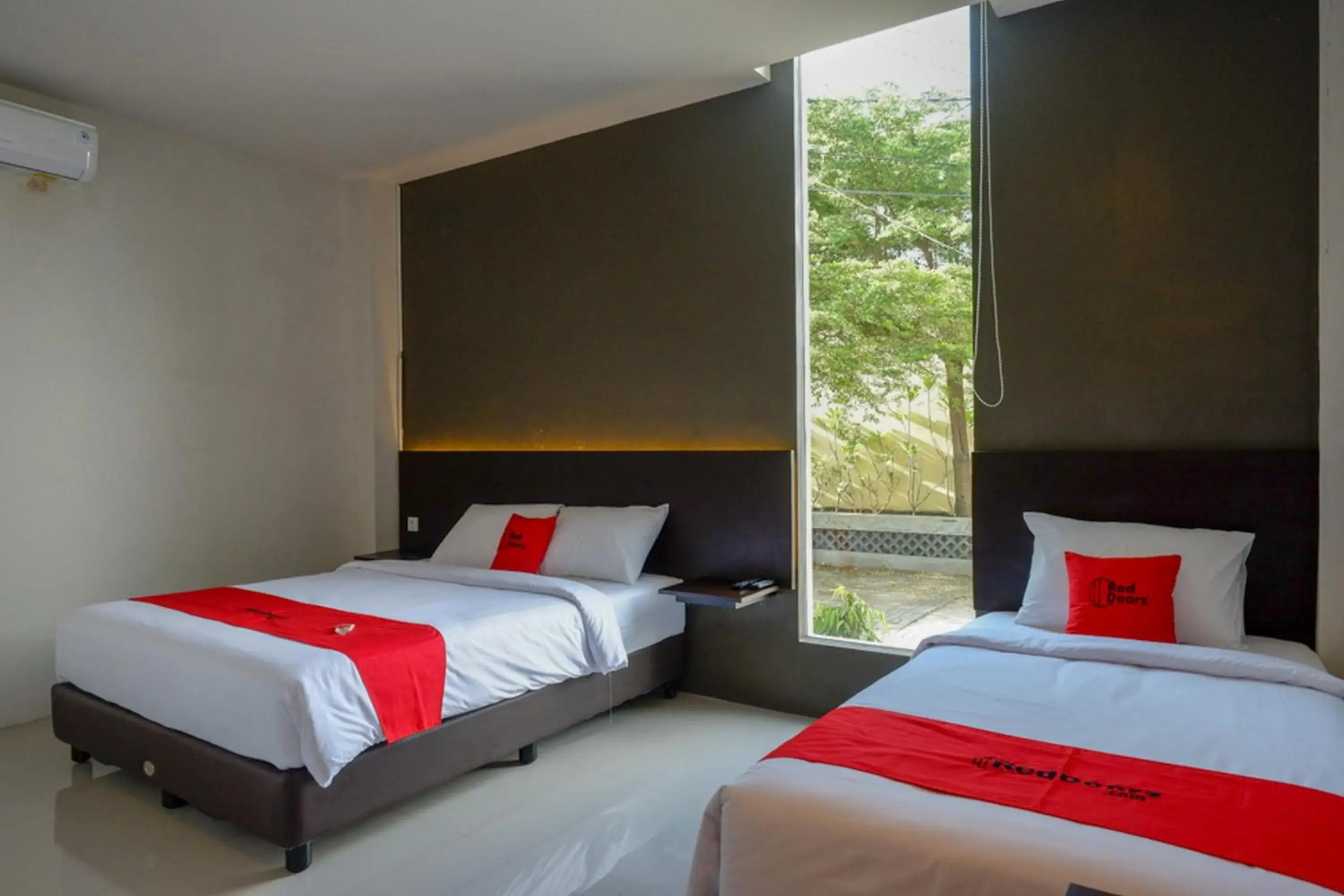 Bedroom, Bed in RedDoorz Plus near Solo Baru Bedroom, Bed in RedDoorz Plus near Solo Baru