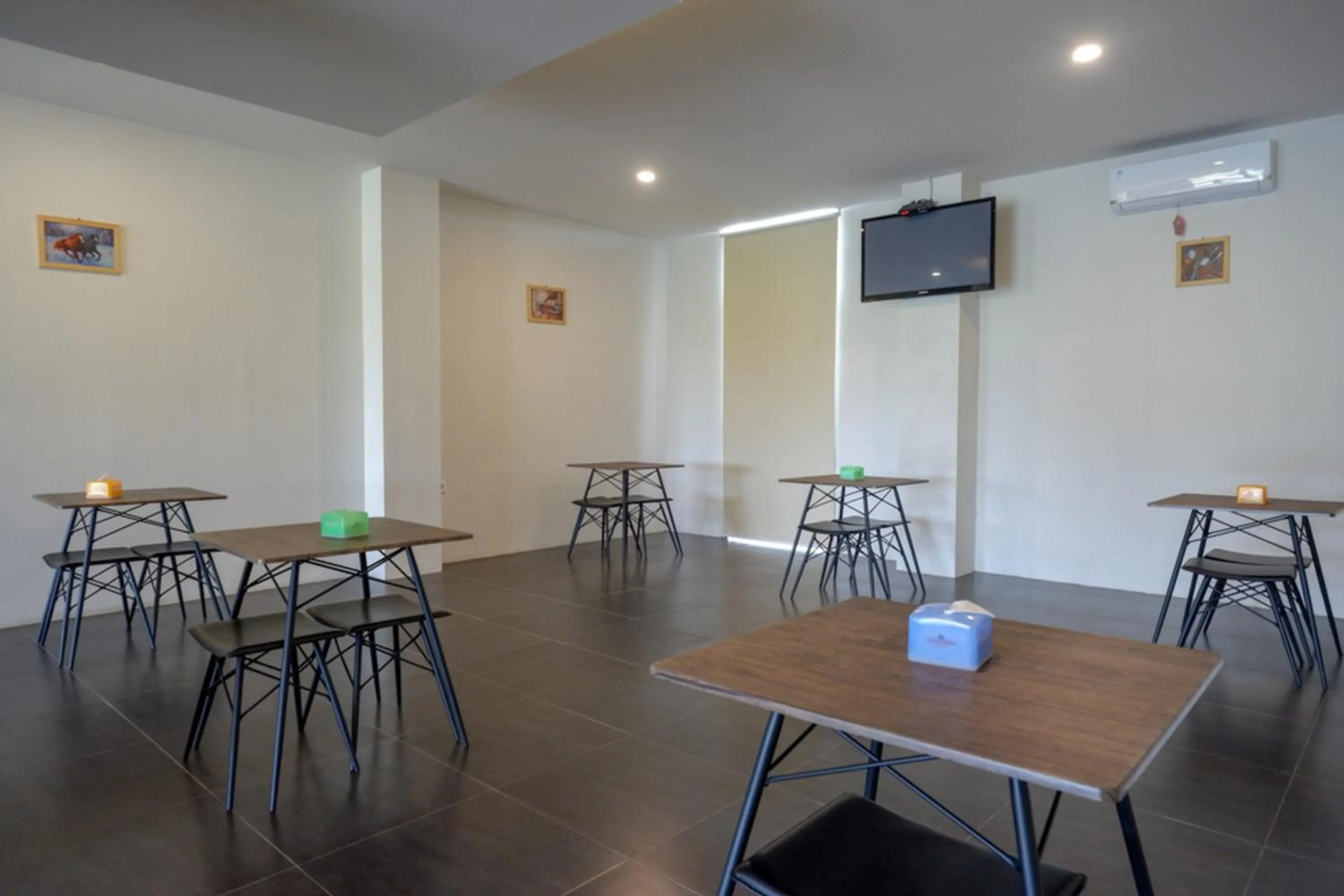 Restaurant/places to eat in RedDoorz Plus near Solo Baru