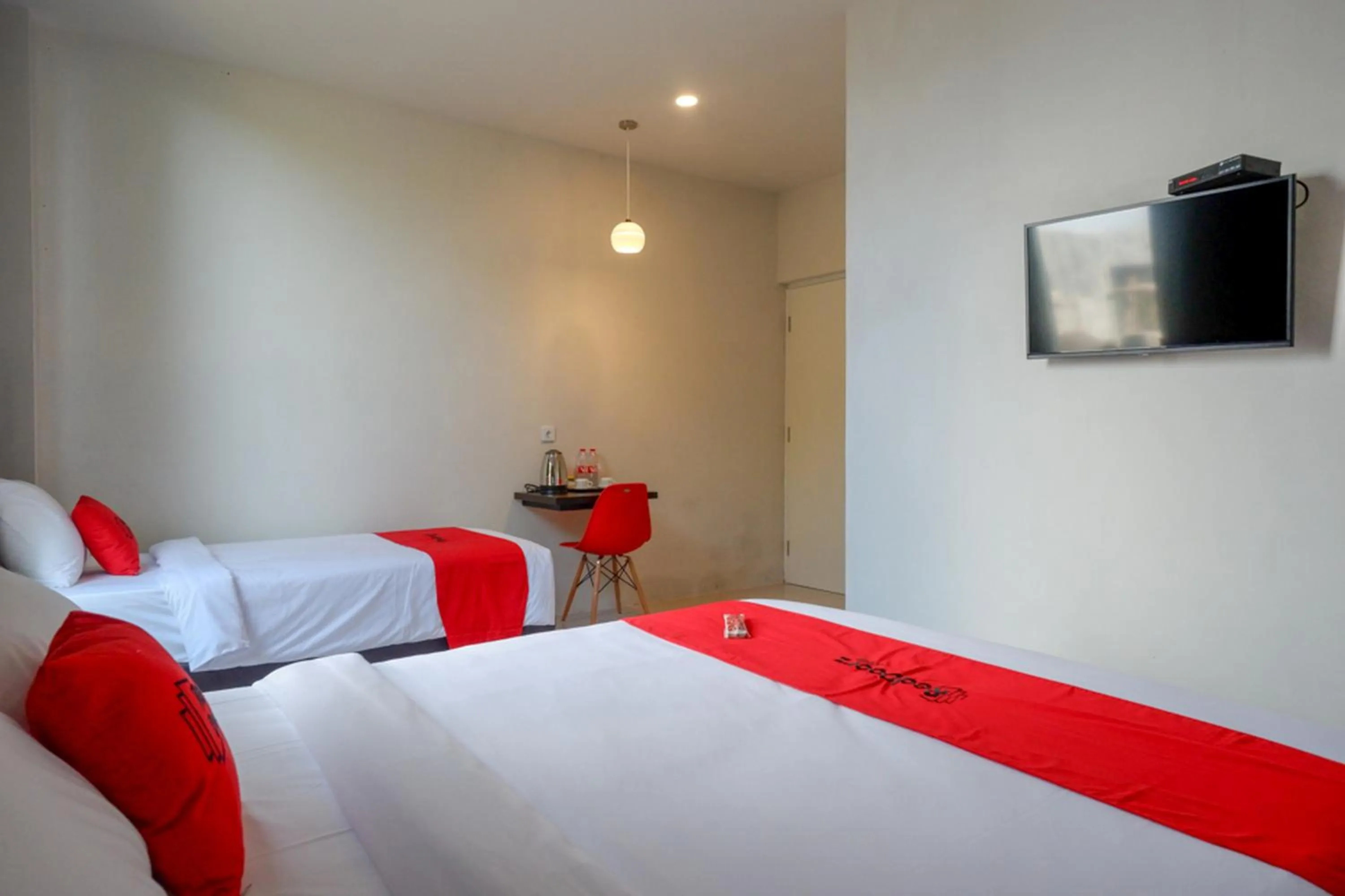 Bedroom, Bed in RedDoorz Plus near Solo Baru