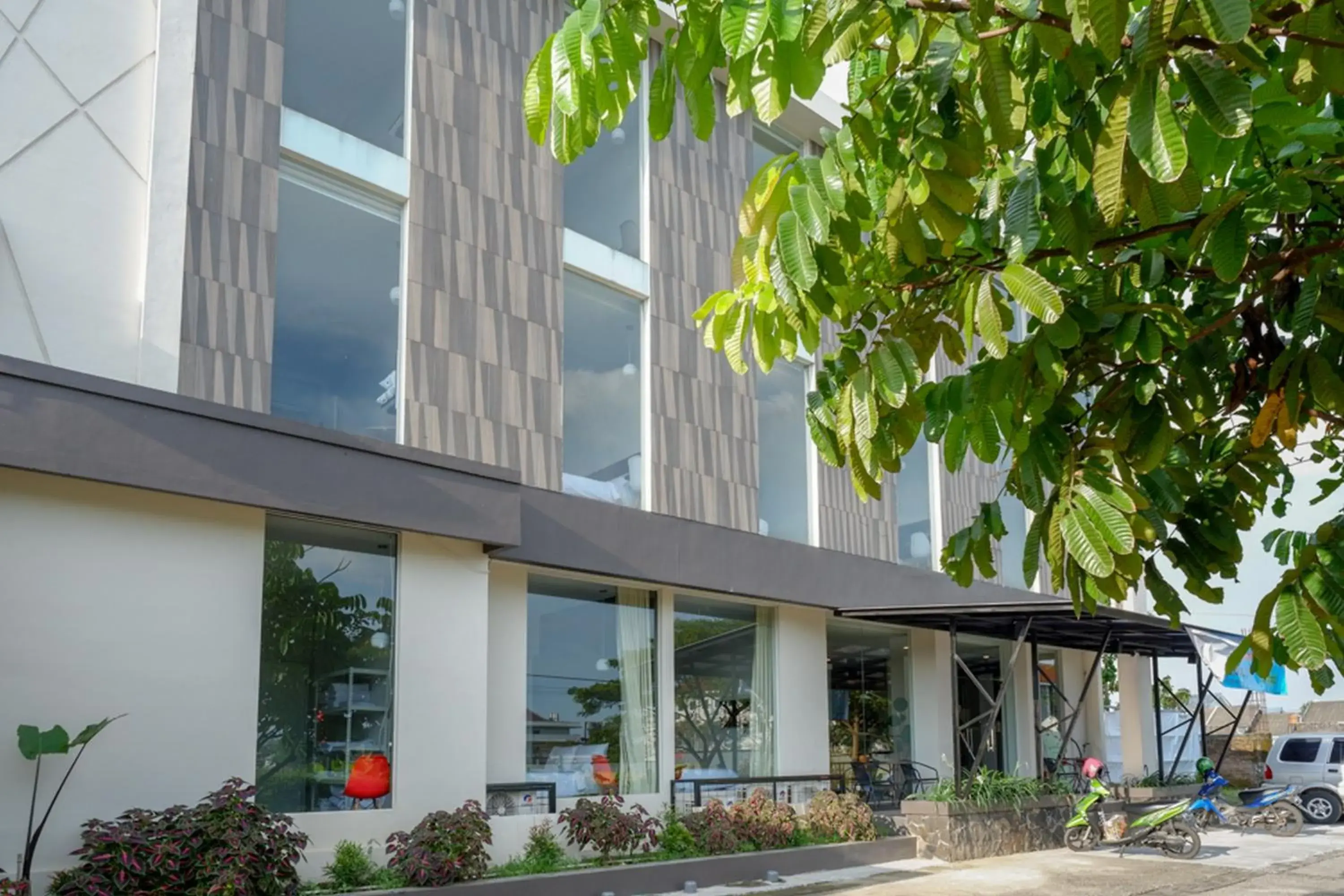 Property building in RedDoorz Plus near Solo Baru Property building in RedDoorz Plus near Solo Baru