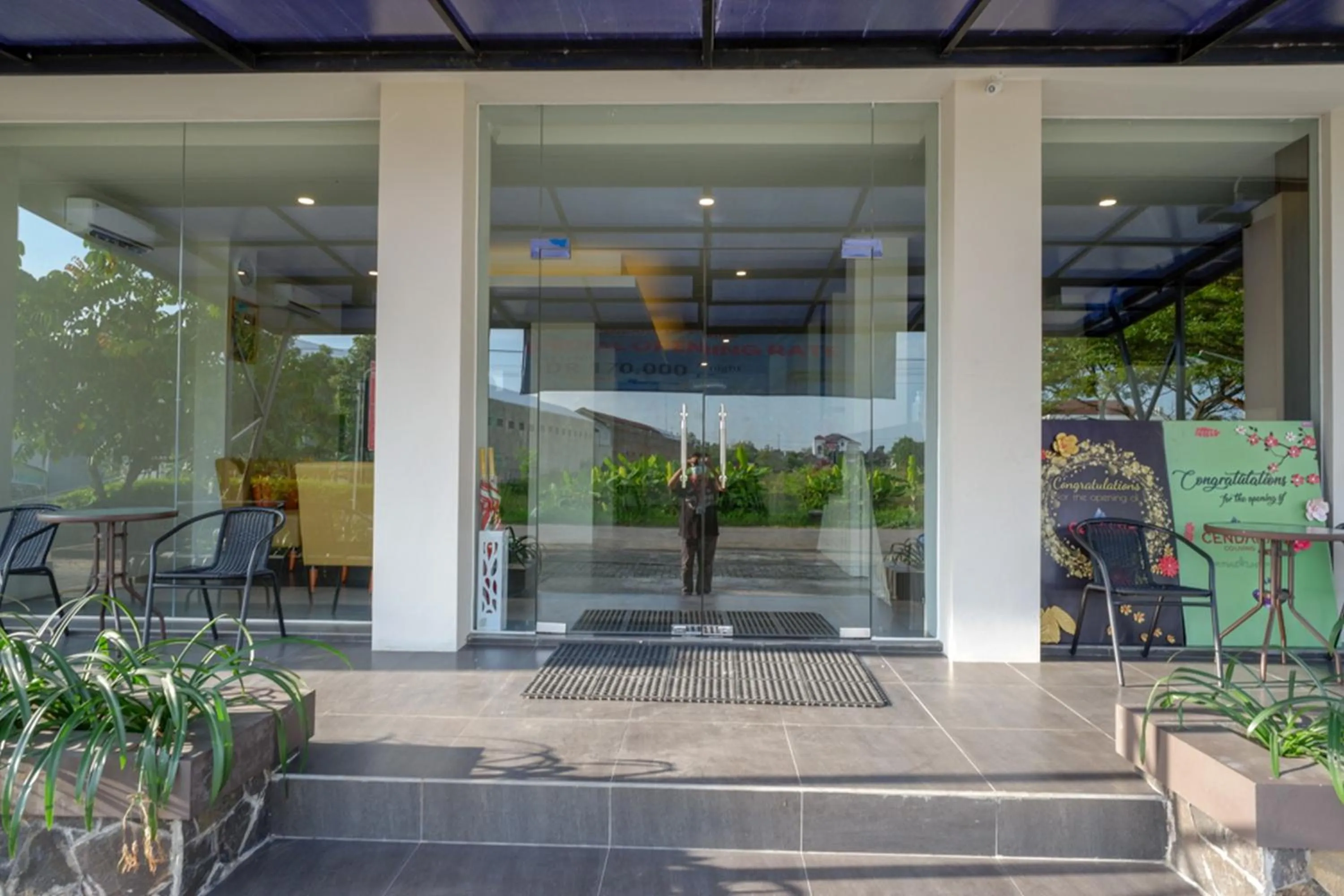 Facade/entrance in RedDoorz Plus near Solo Baru