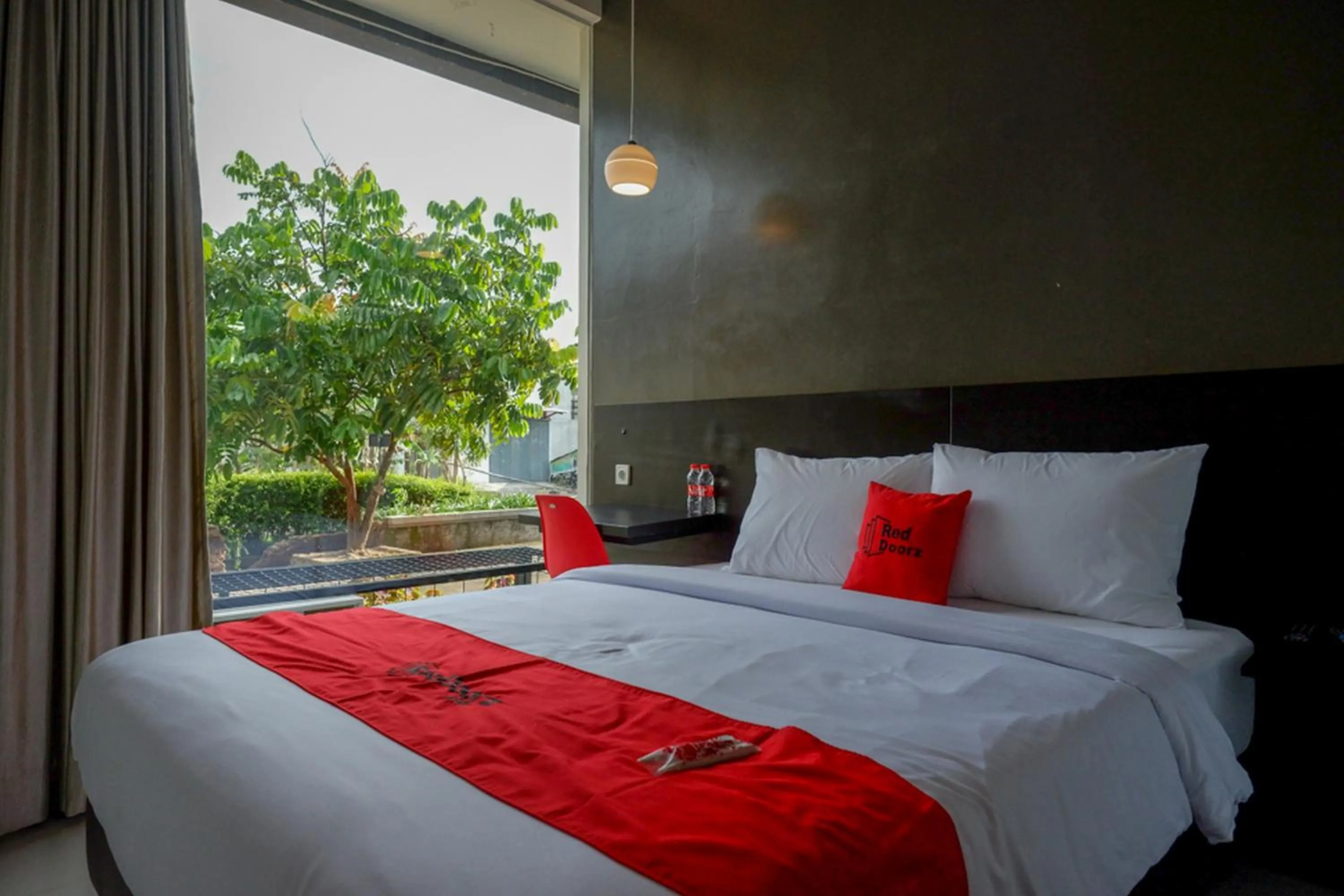 Bedroom, Bed in RedDoorz Plus near Solo Baru