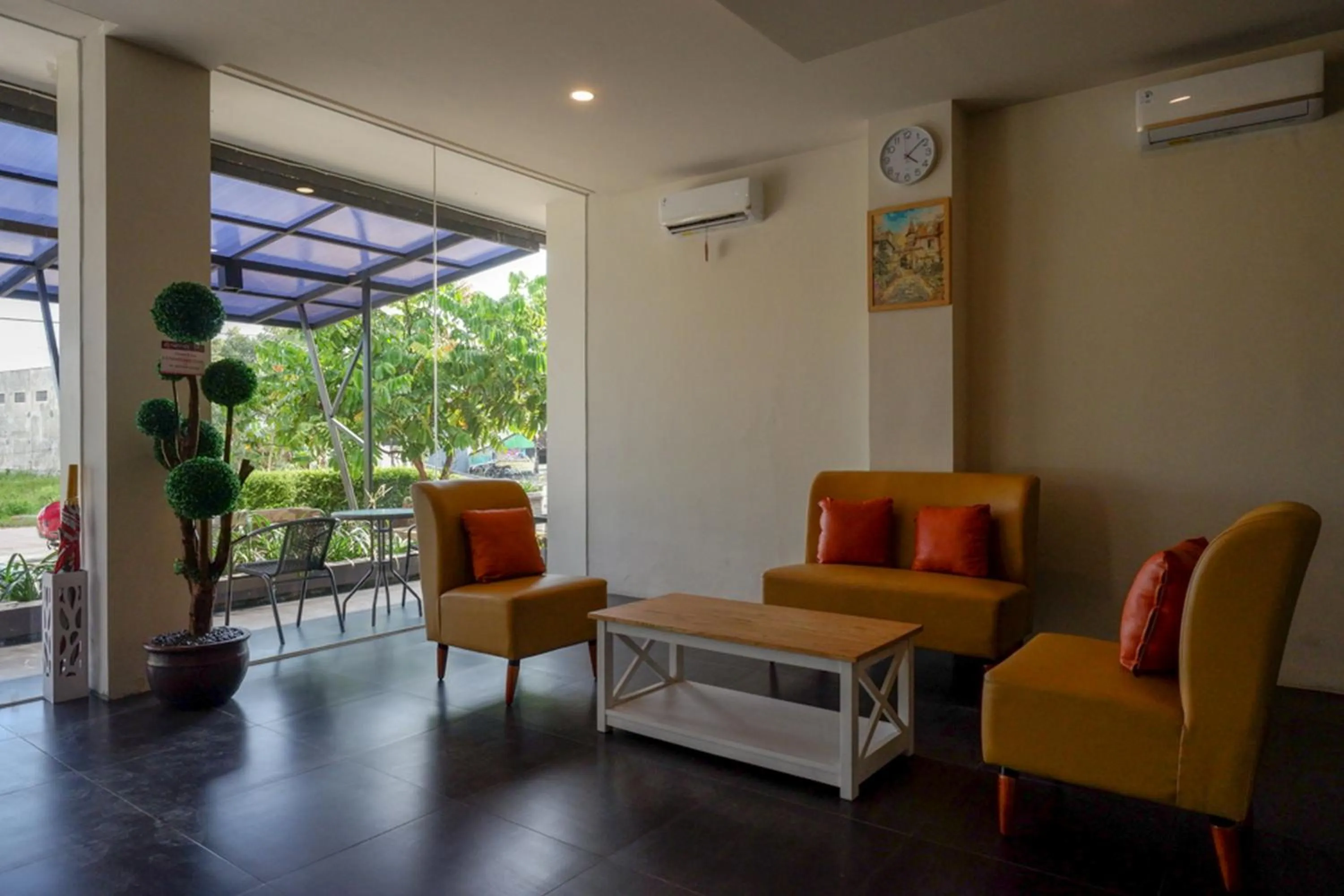 Seating area in RedDoorz Plus near Solo Baru