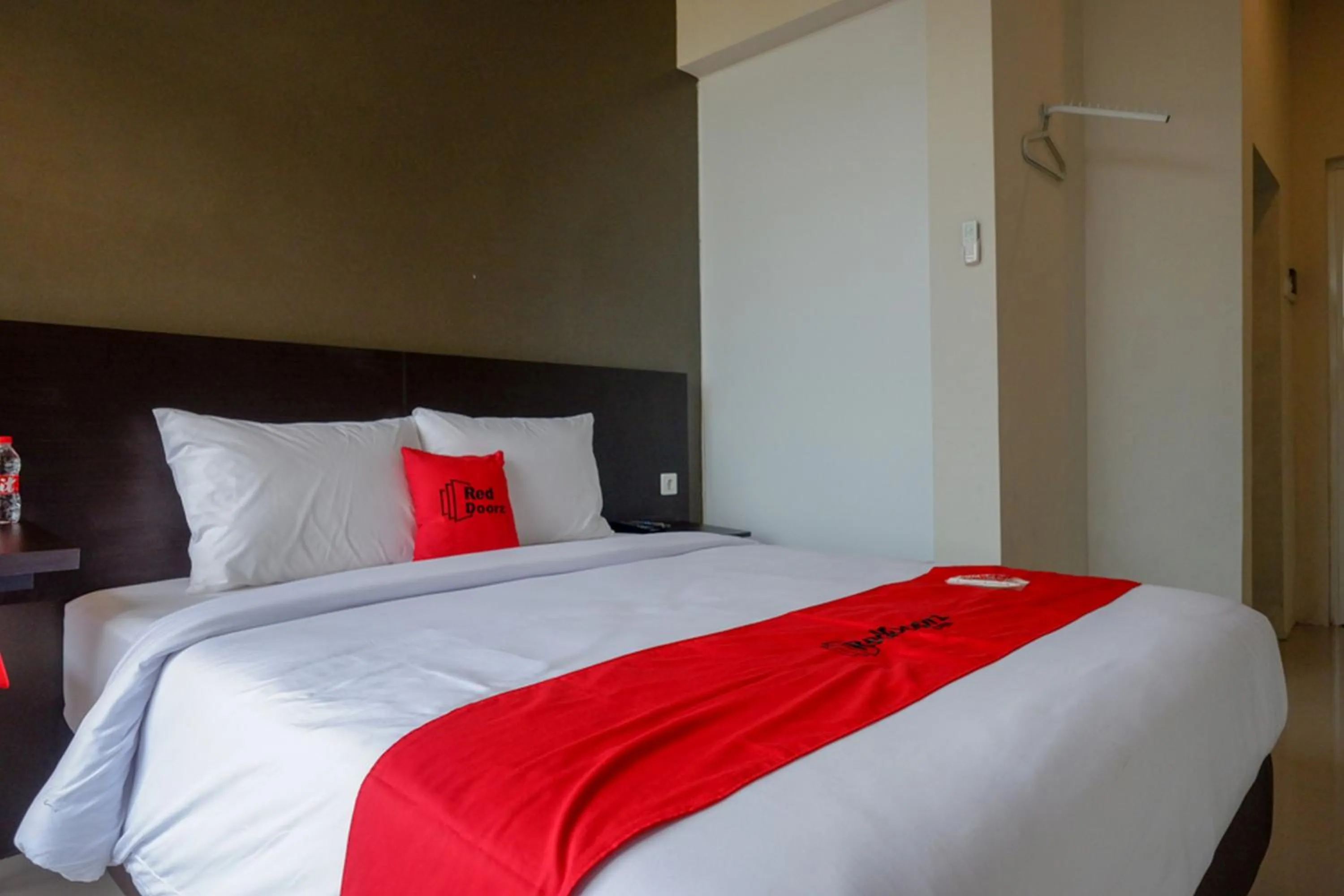 Bedroom, Bed in RedDoorz Plus near Solo Baru