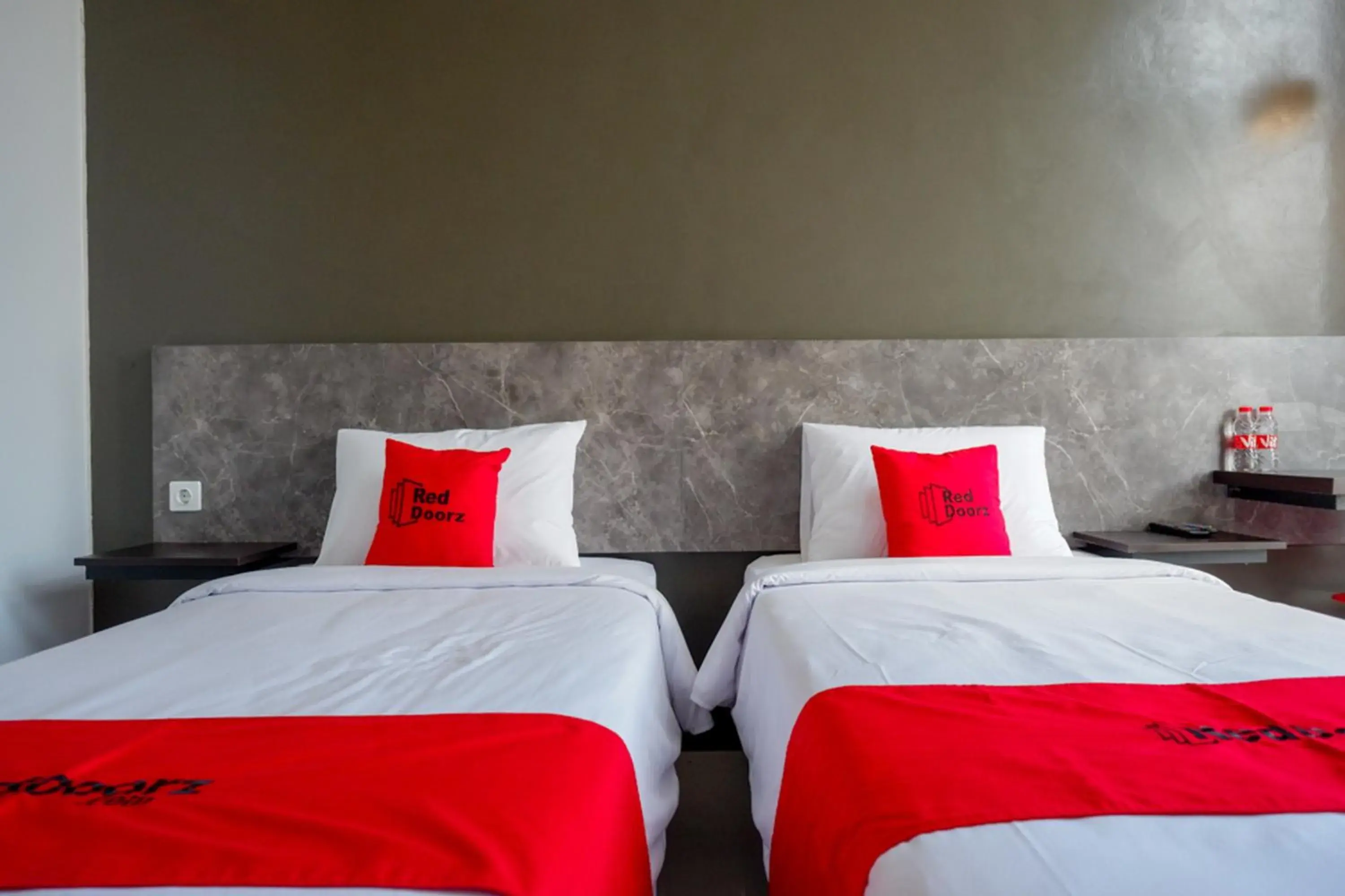 Twin Room in RedDoorz Plus near Solo Baru Twin Room in RedDoorz Plus near Solo Baru