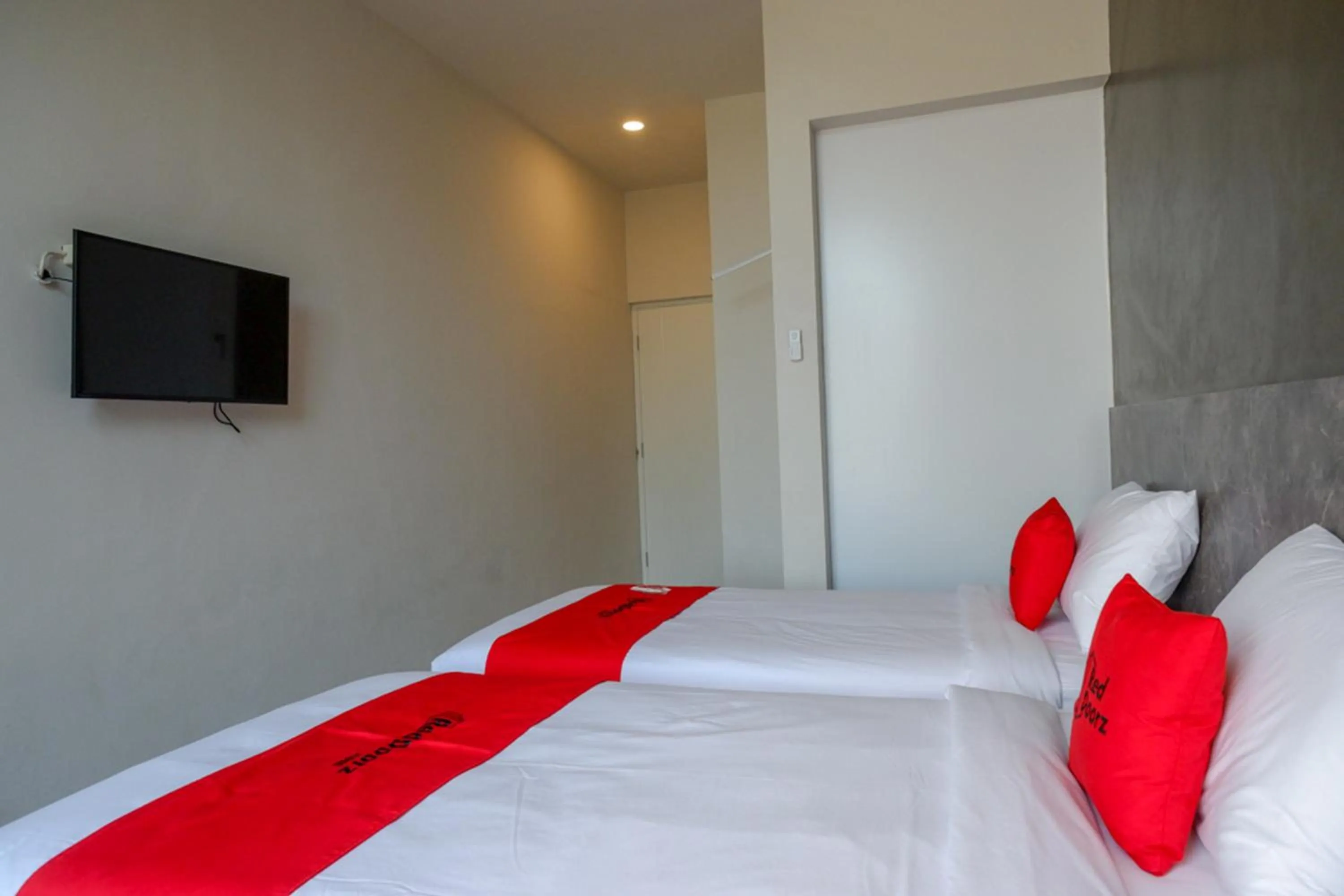 Bedroom, Bed in RedDoorz Plus near Solo Baru