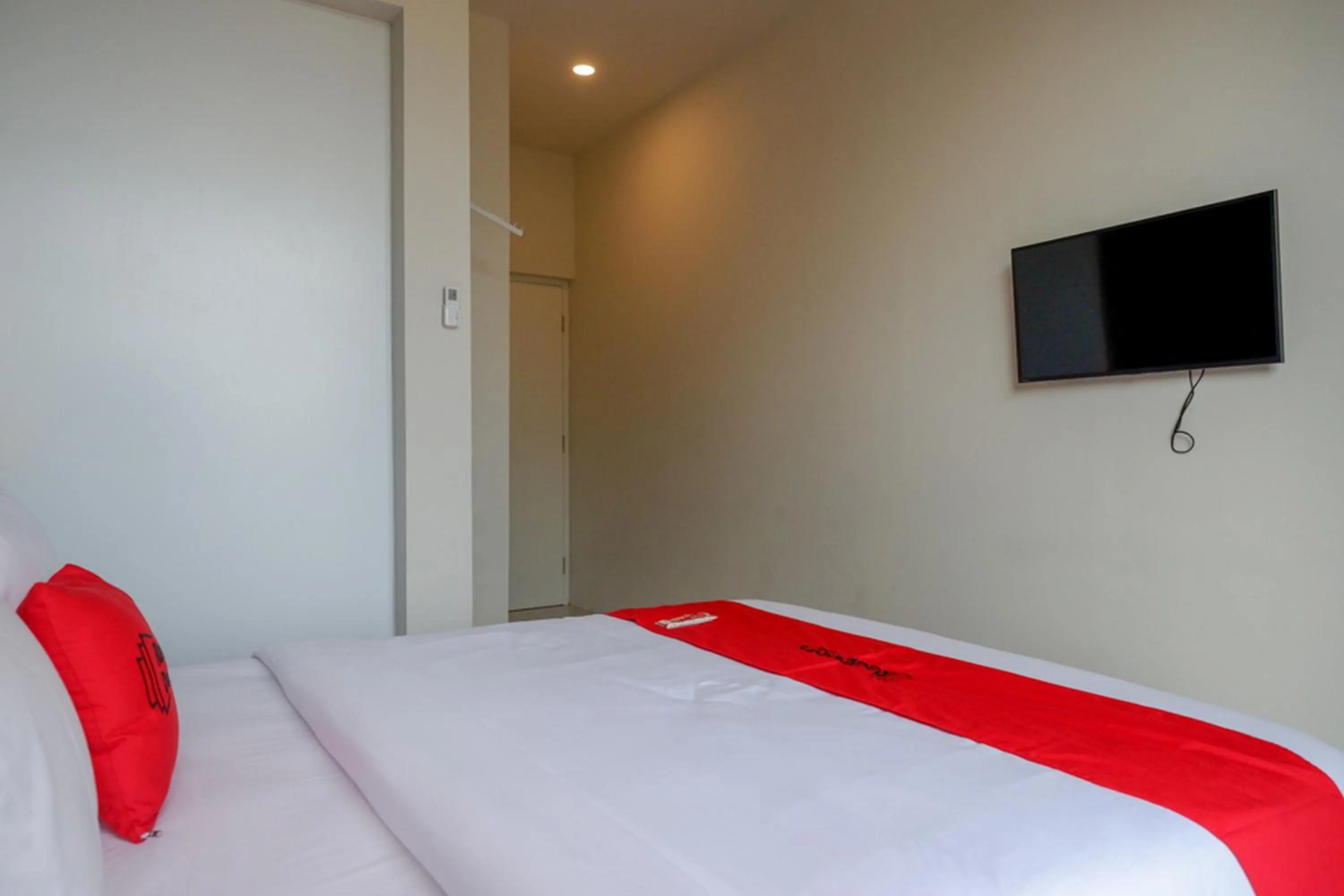 Bedroom, Bed in RedDoorz Plus near Solo Baru