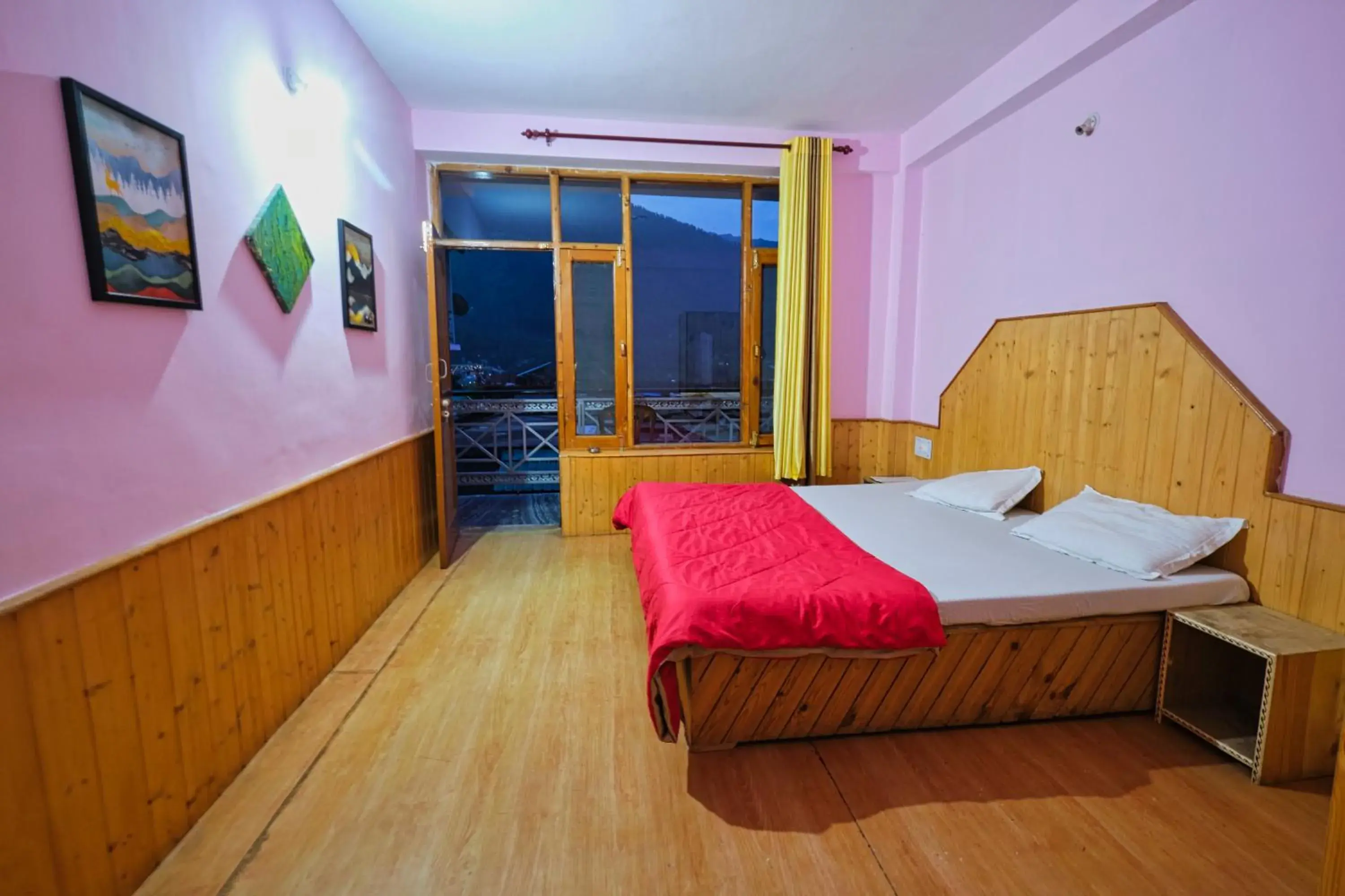 Photo of the whole room, Bed in Voyageur Nest Photo of the whole room, Bed in Voyageur Nest