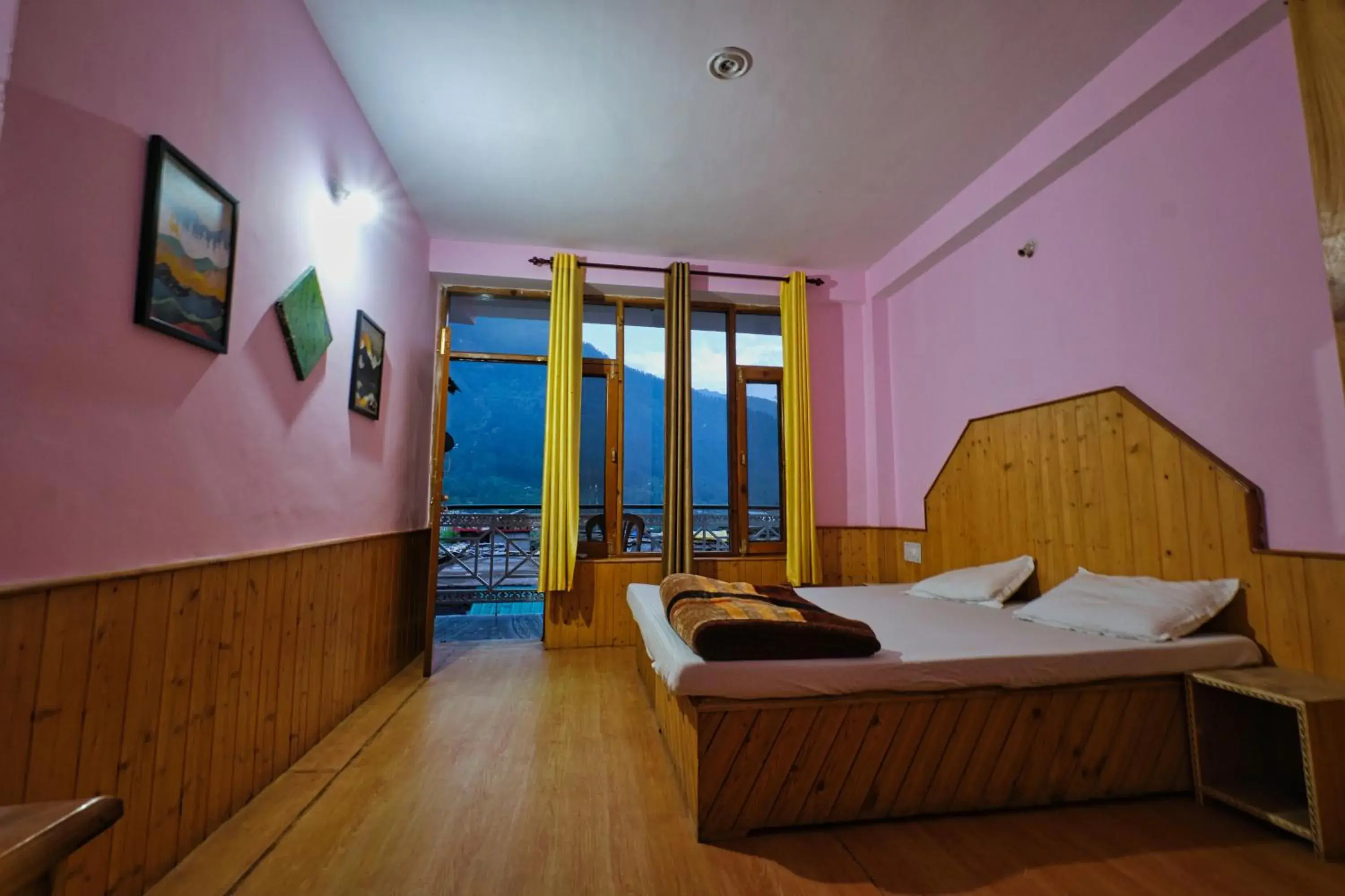 Photo of the whole room, Bed in Voyageur Nest Photo of the whole room, Bed in Voyageur Nest