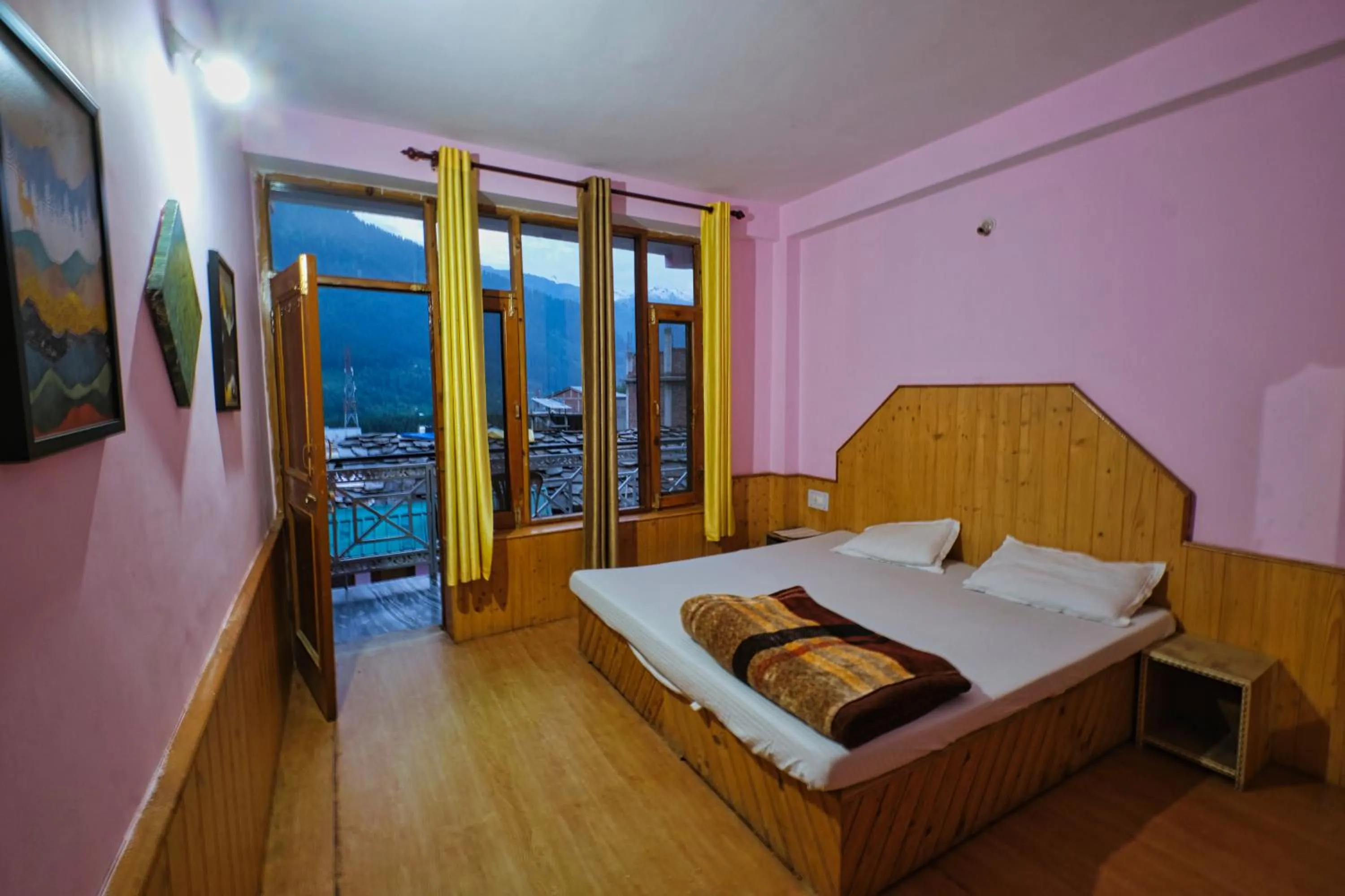 Photo of the whole room, Bed in Voyageur Nest