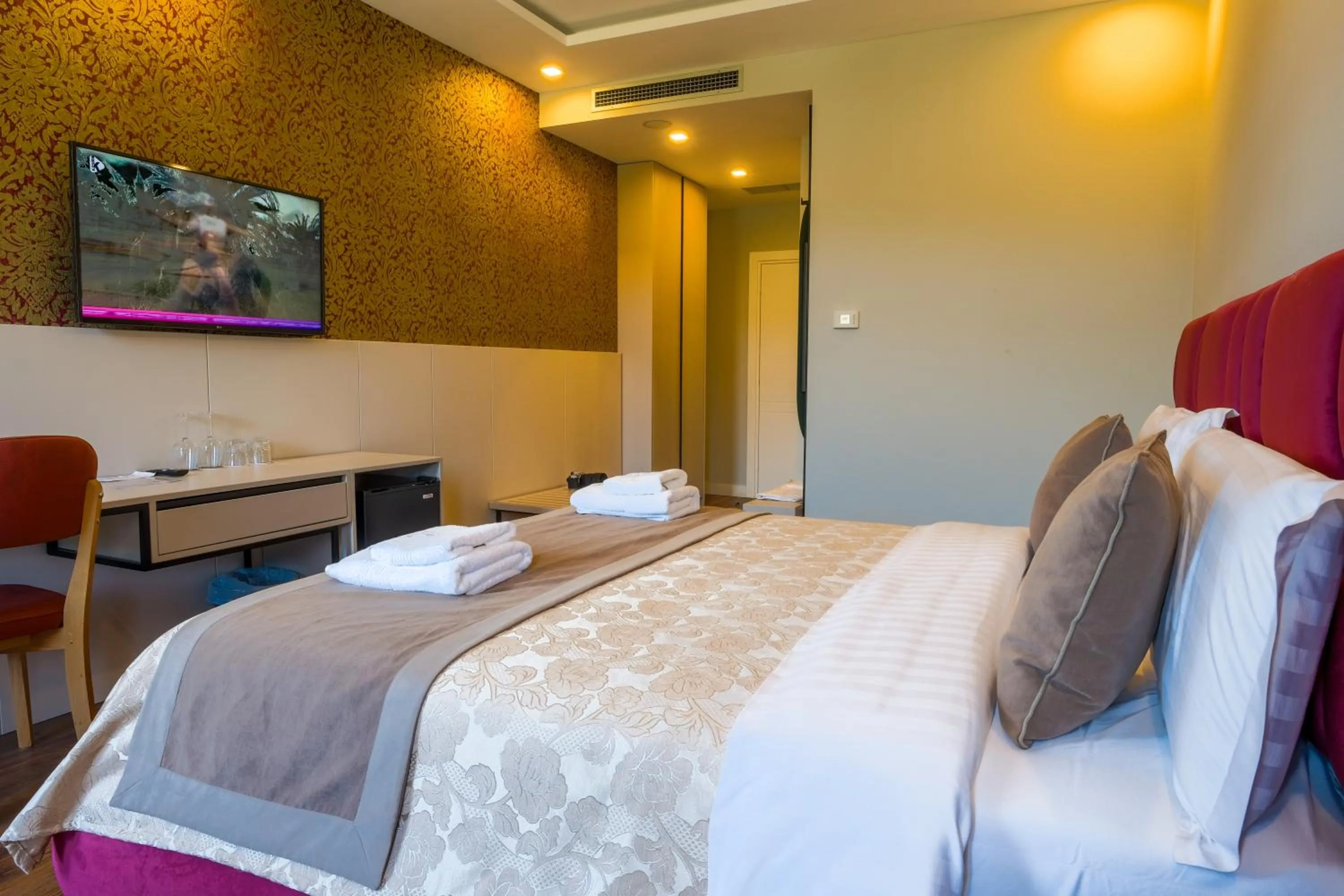 Bedroom, Bed in Royal East Resort