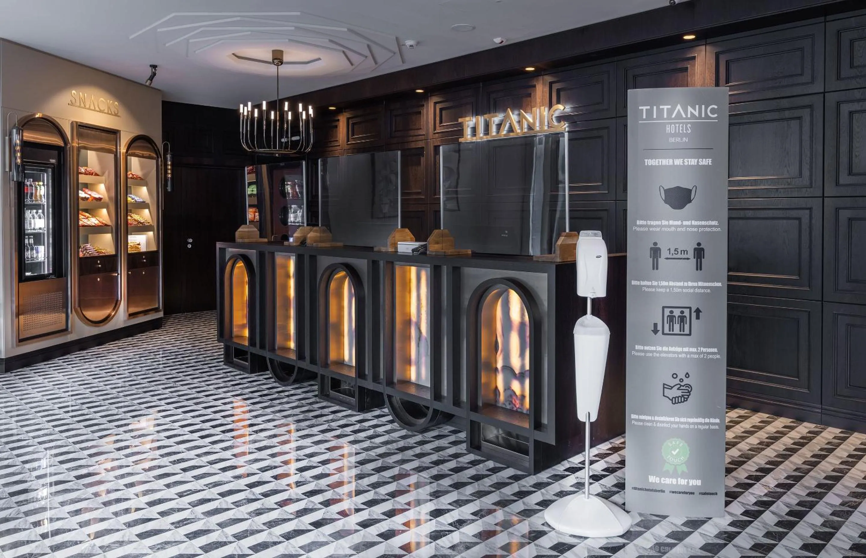 Lobby or reception in TITANIC Comfort Kurfürstendamm