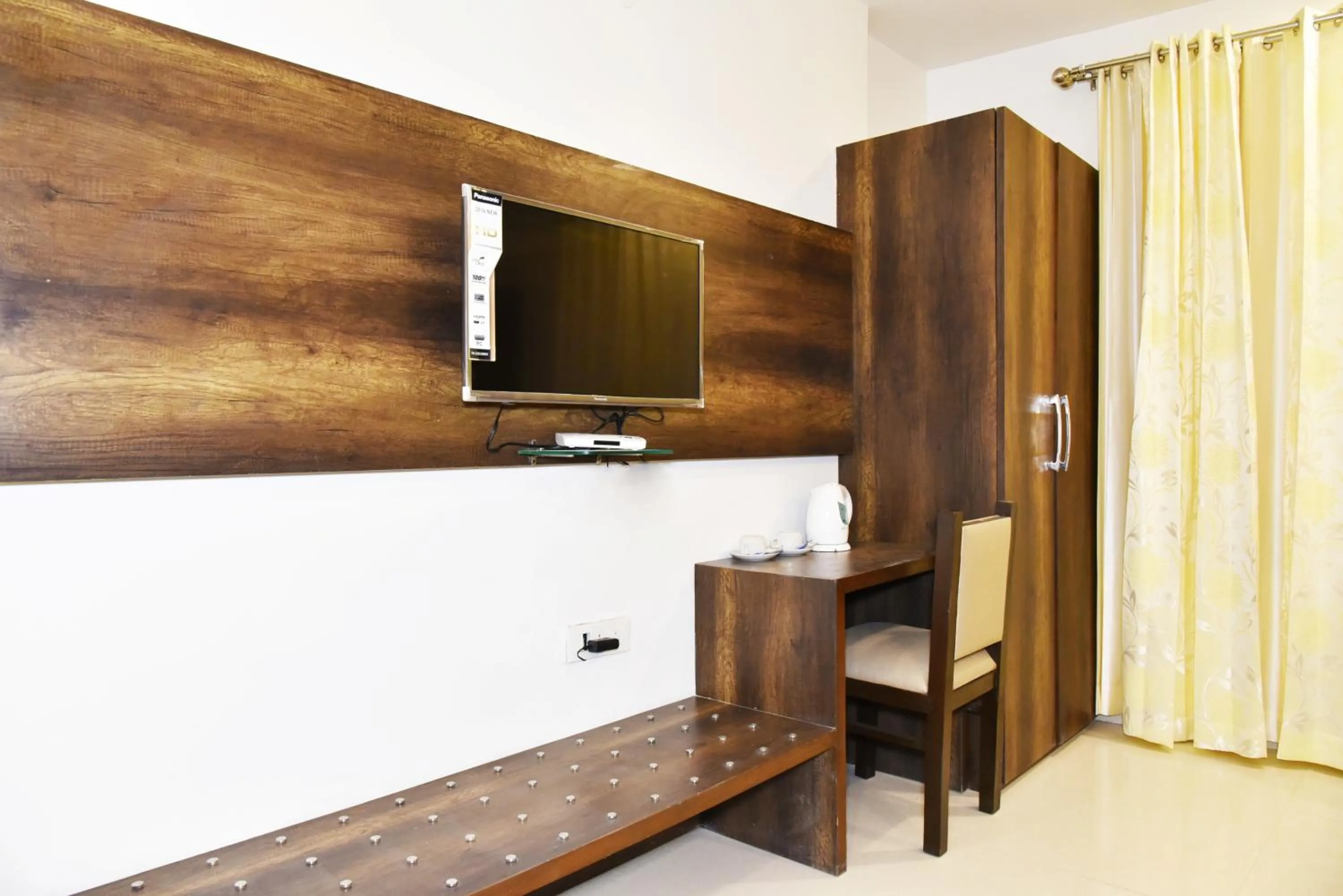 TV and multimedia in Hotel Hollywood Heights near Railway station
