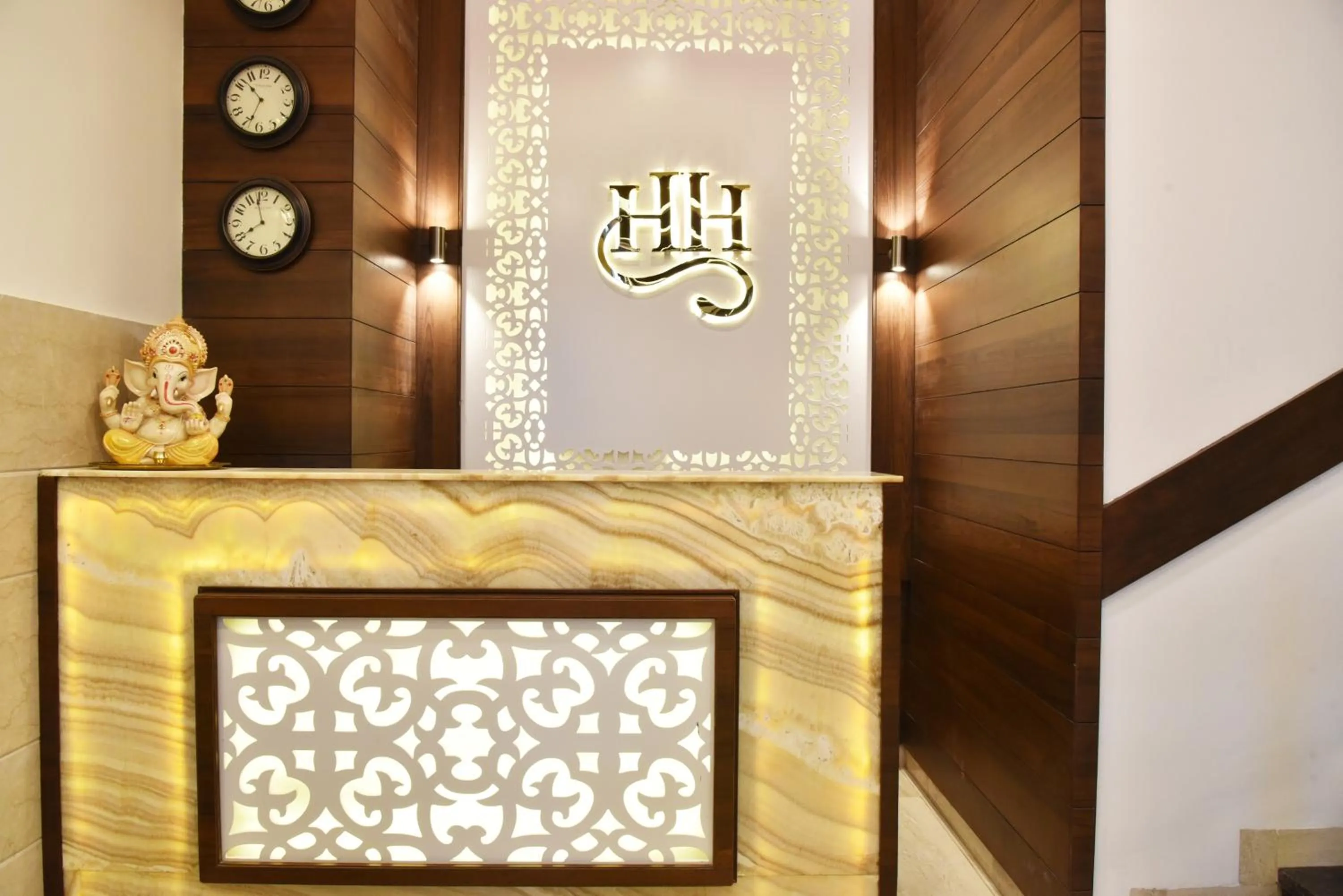 Hotel Hollywood Heights near Railway station