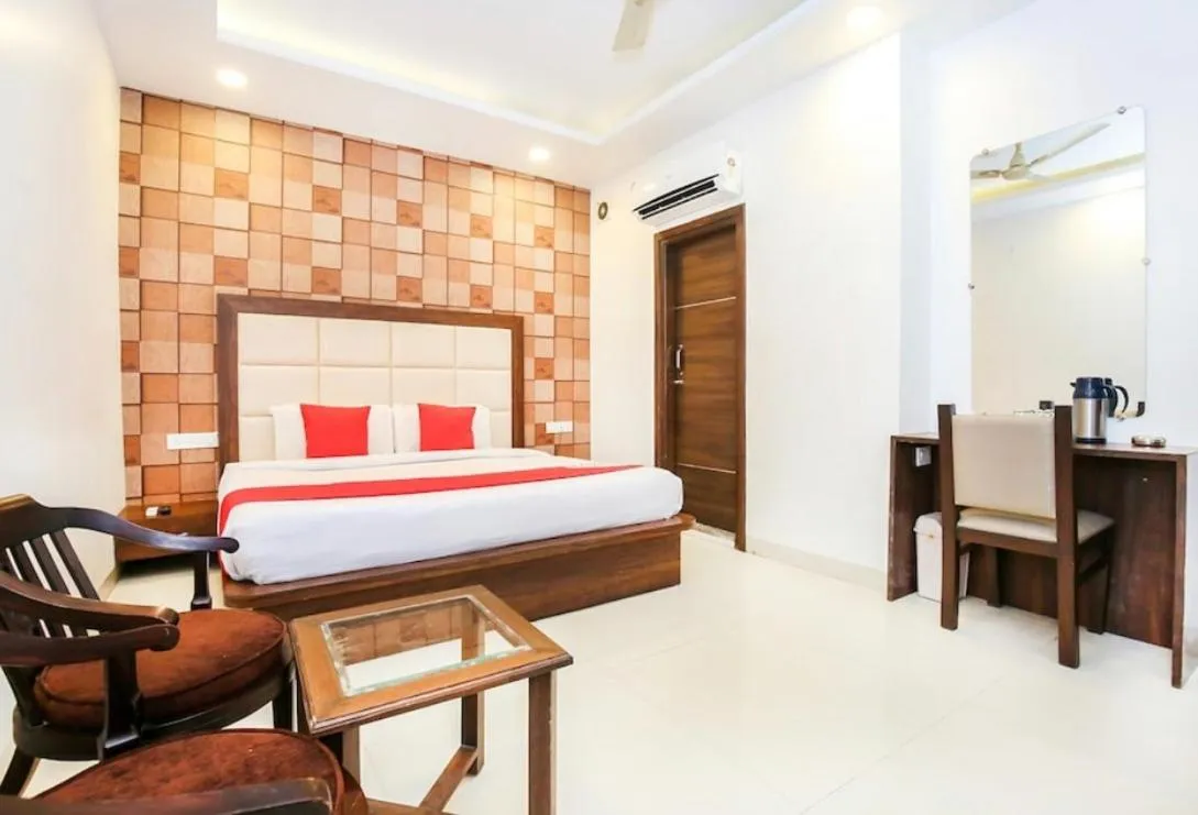 Bed in Hotel Hollywood Heights near Railway station