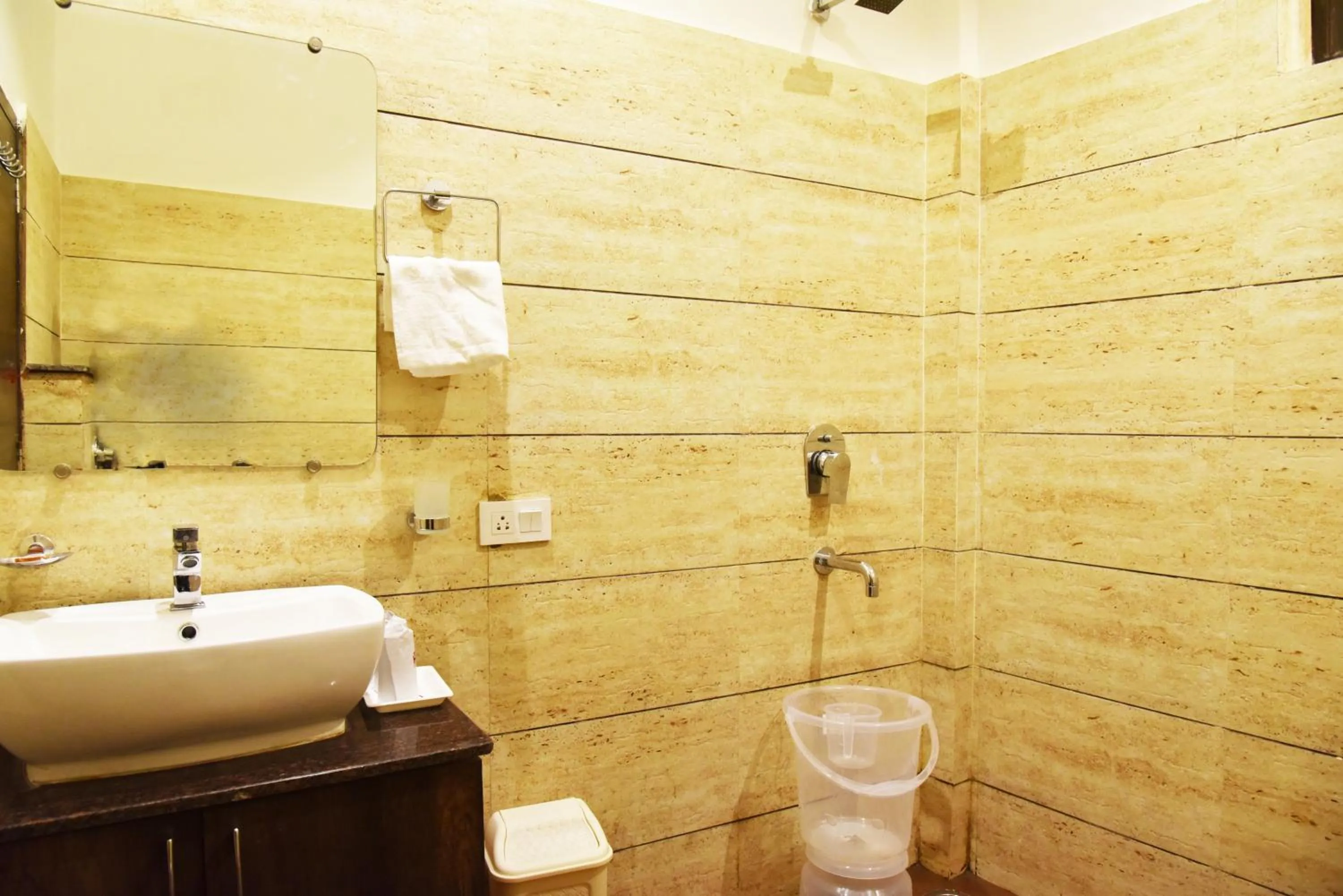 Hotel Hollywood Heights near Railway station