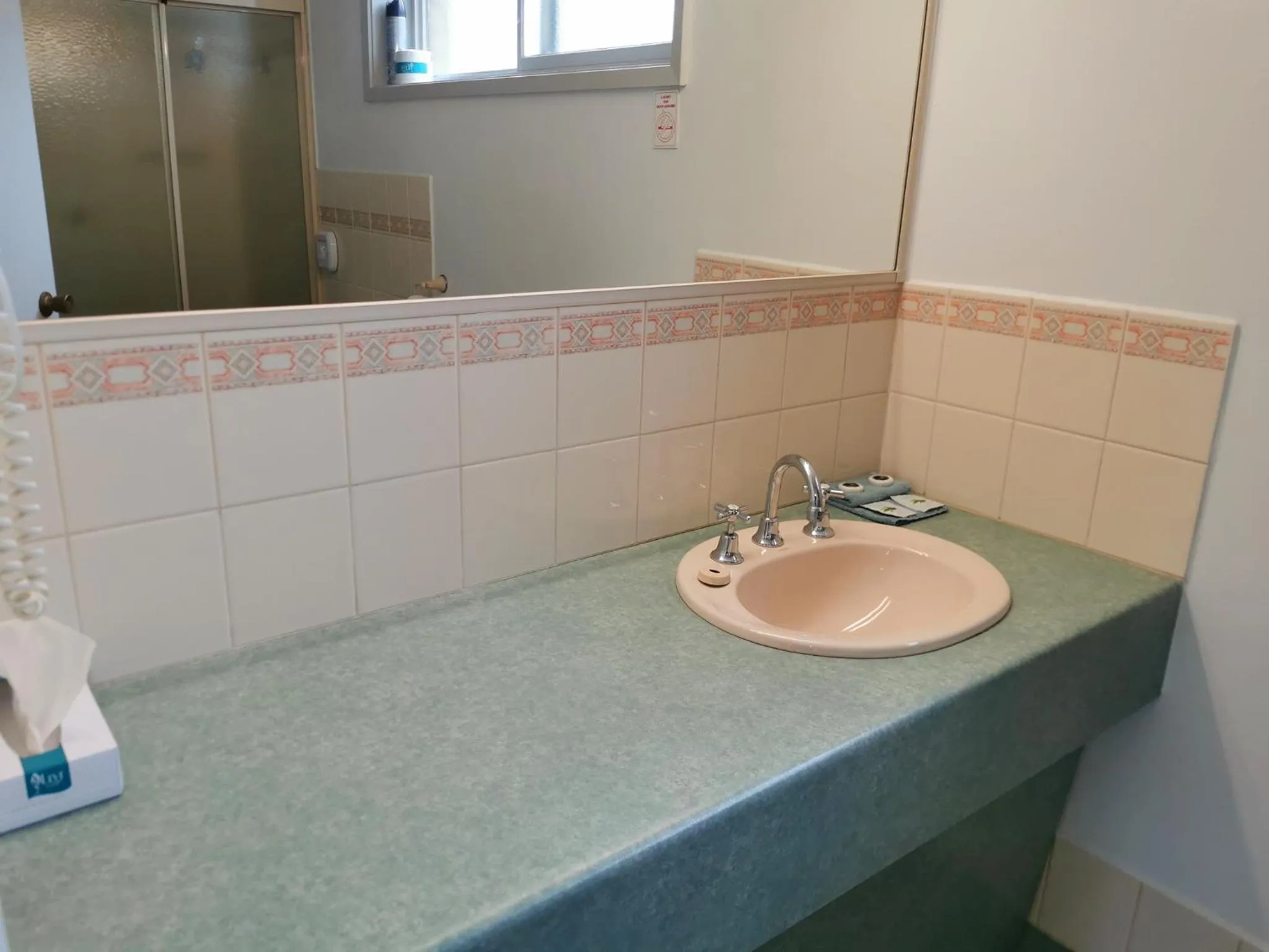 Bathroom in Ballarat Eureka Lodge Motel