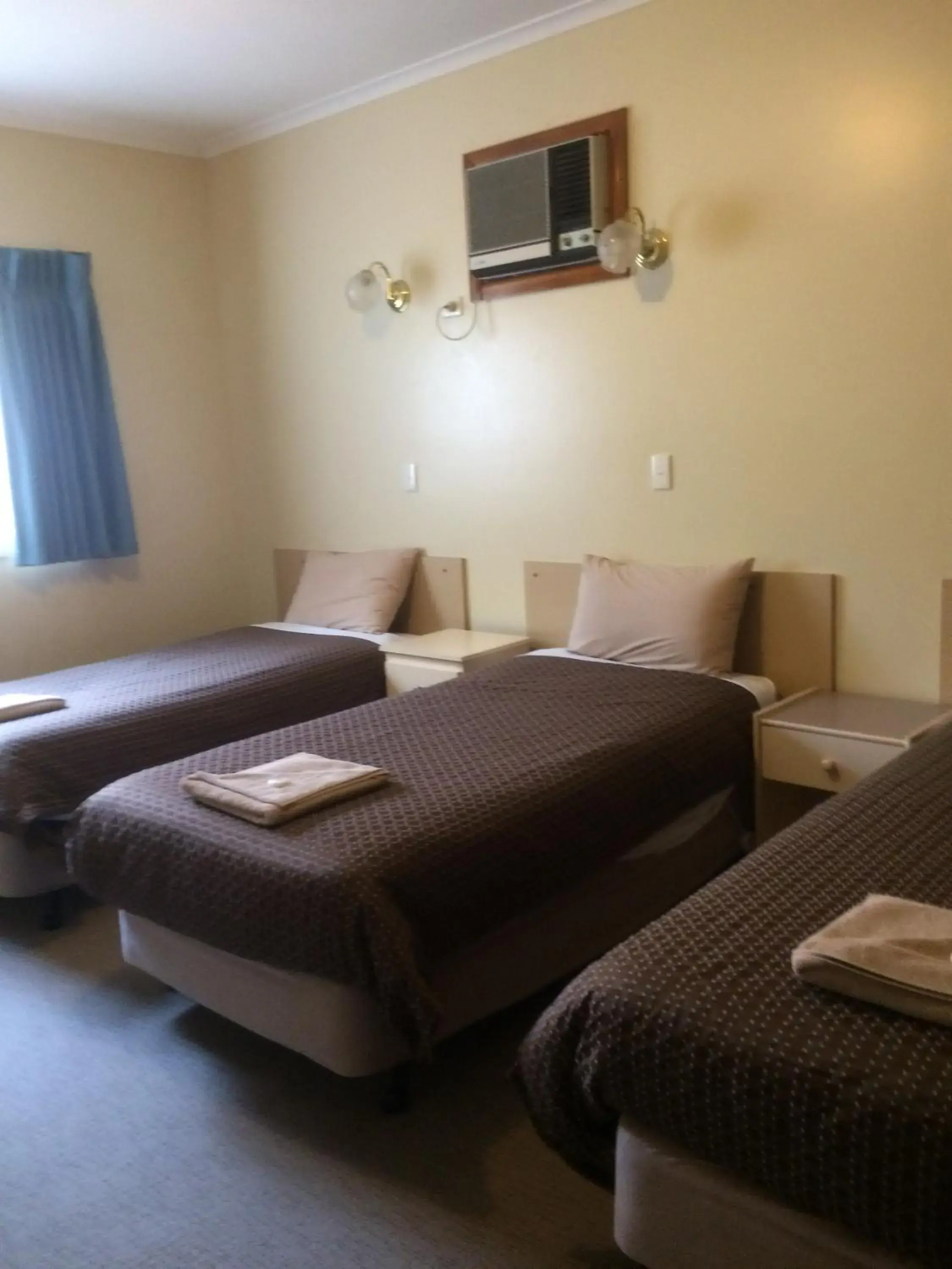 Deluxe Family Suite in Ambassador Motor Inn Deluxe Family Suite in Ambassador Motor Inn