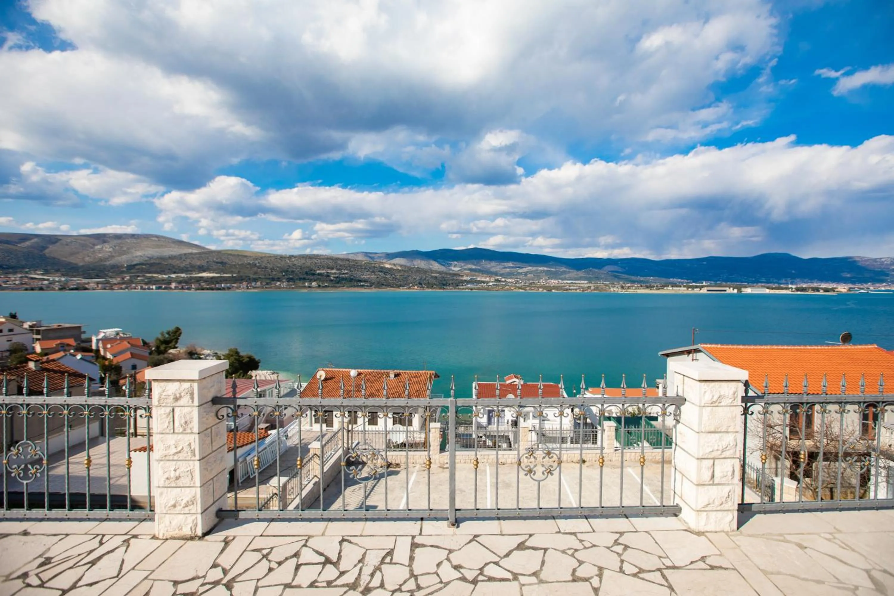 Beach in Hotel Buenavista Beach House Trogir