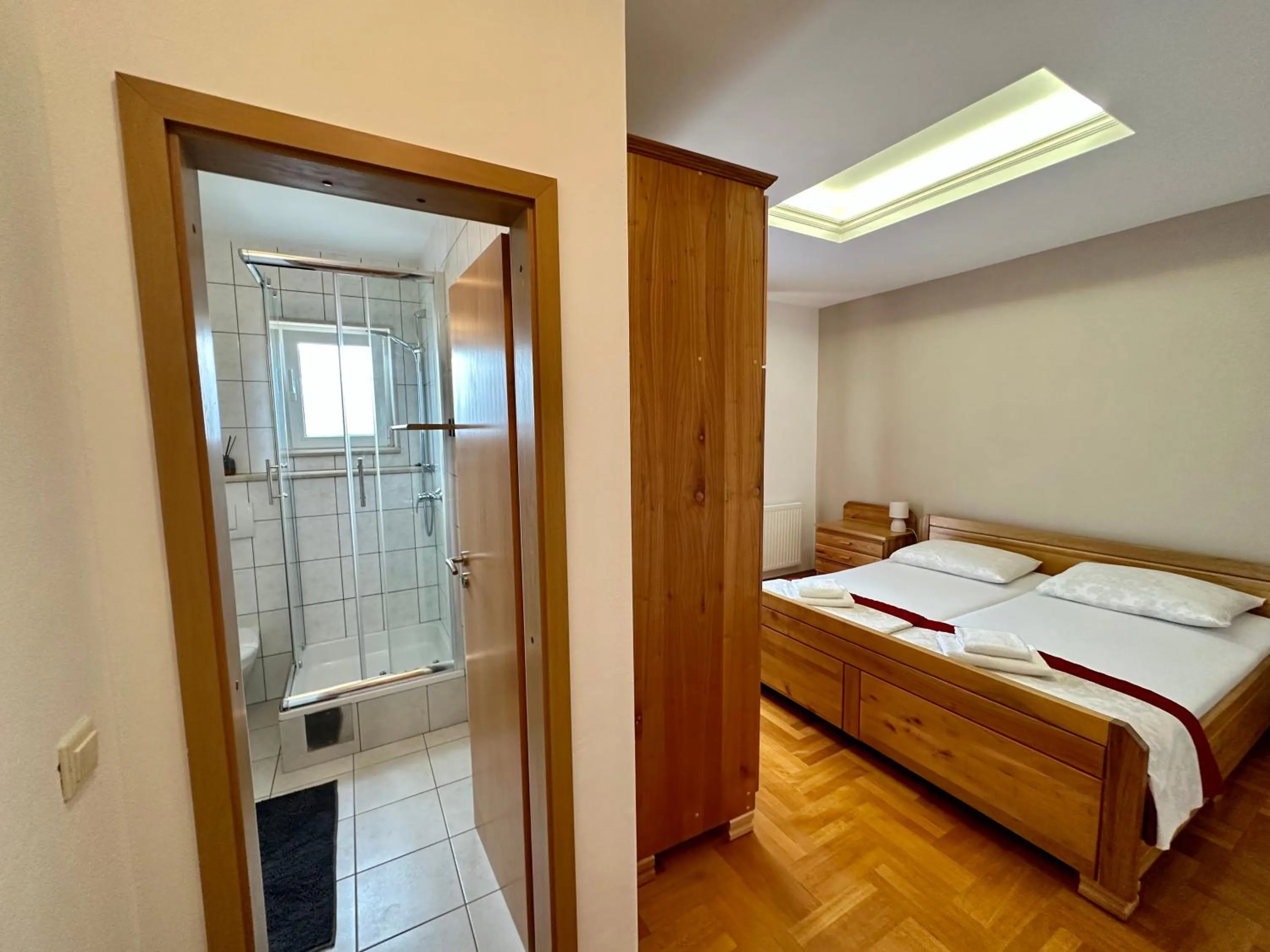 Shower, Bed in Hotel Buenavista Beach House Trogir
