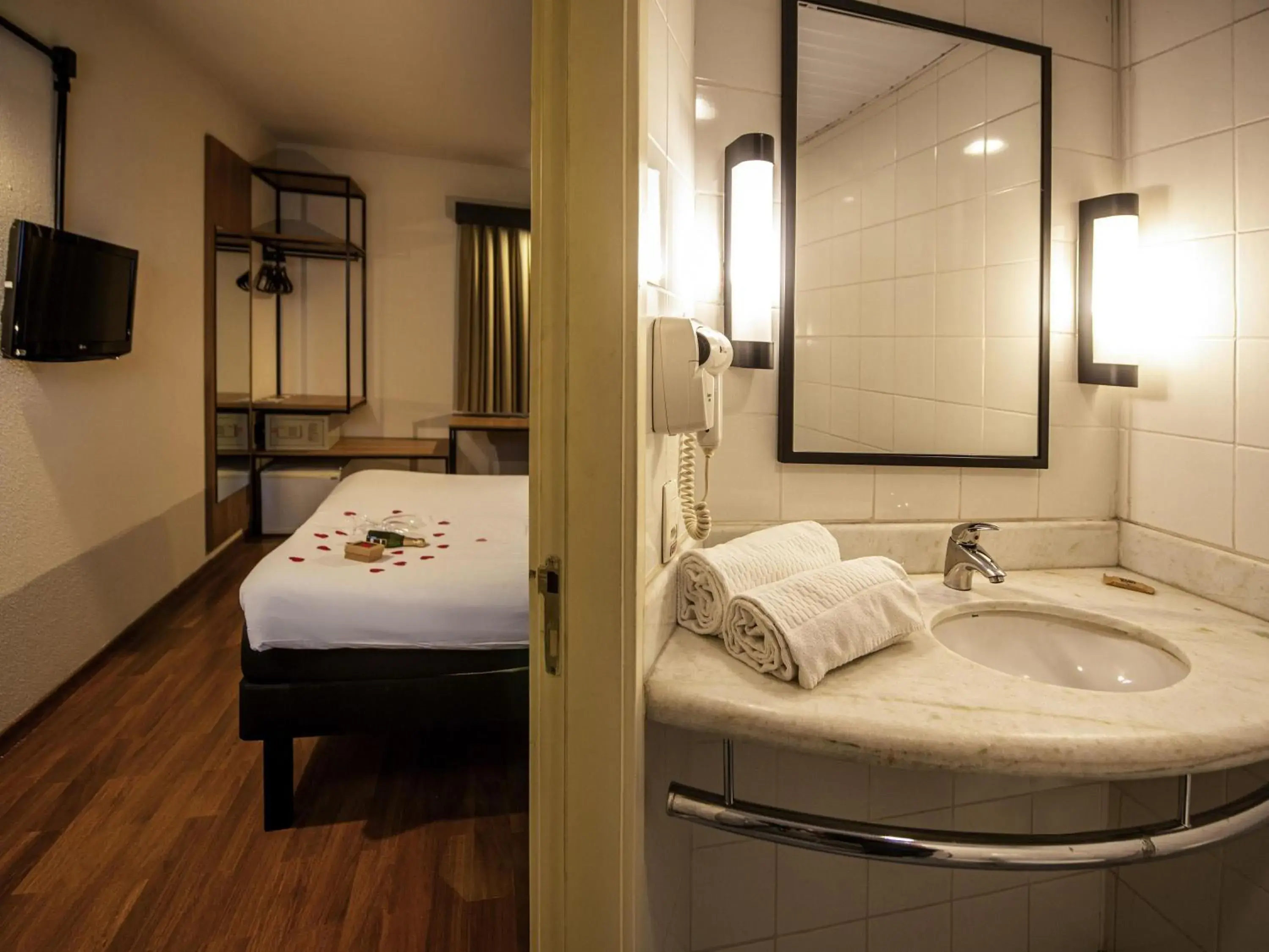 Bedroom, Bed in ibis Betim Bedroom, Bed in ibis Betim