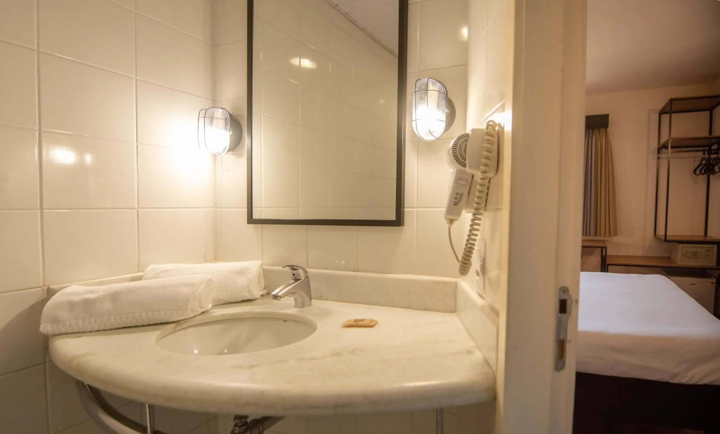 Bathroom, Bed in ibis Betim Bathroom, Bed in ibis Betim