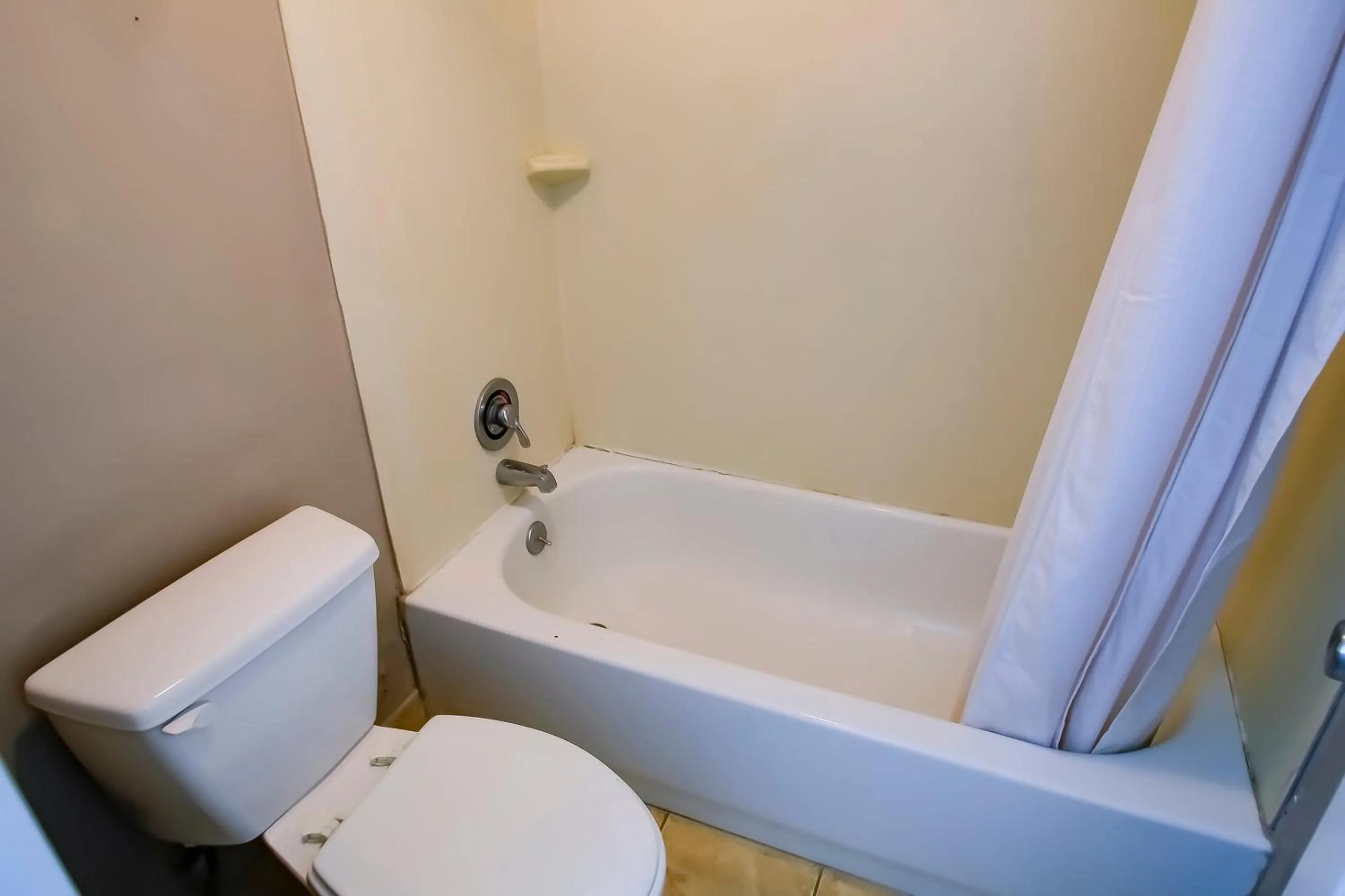 Bathroom in Cypress Inn &amp; Suites Washington by OYO