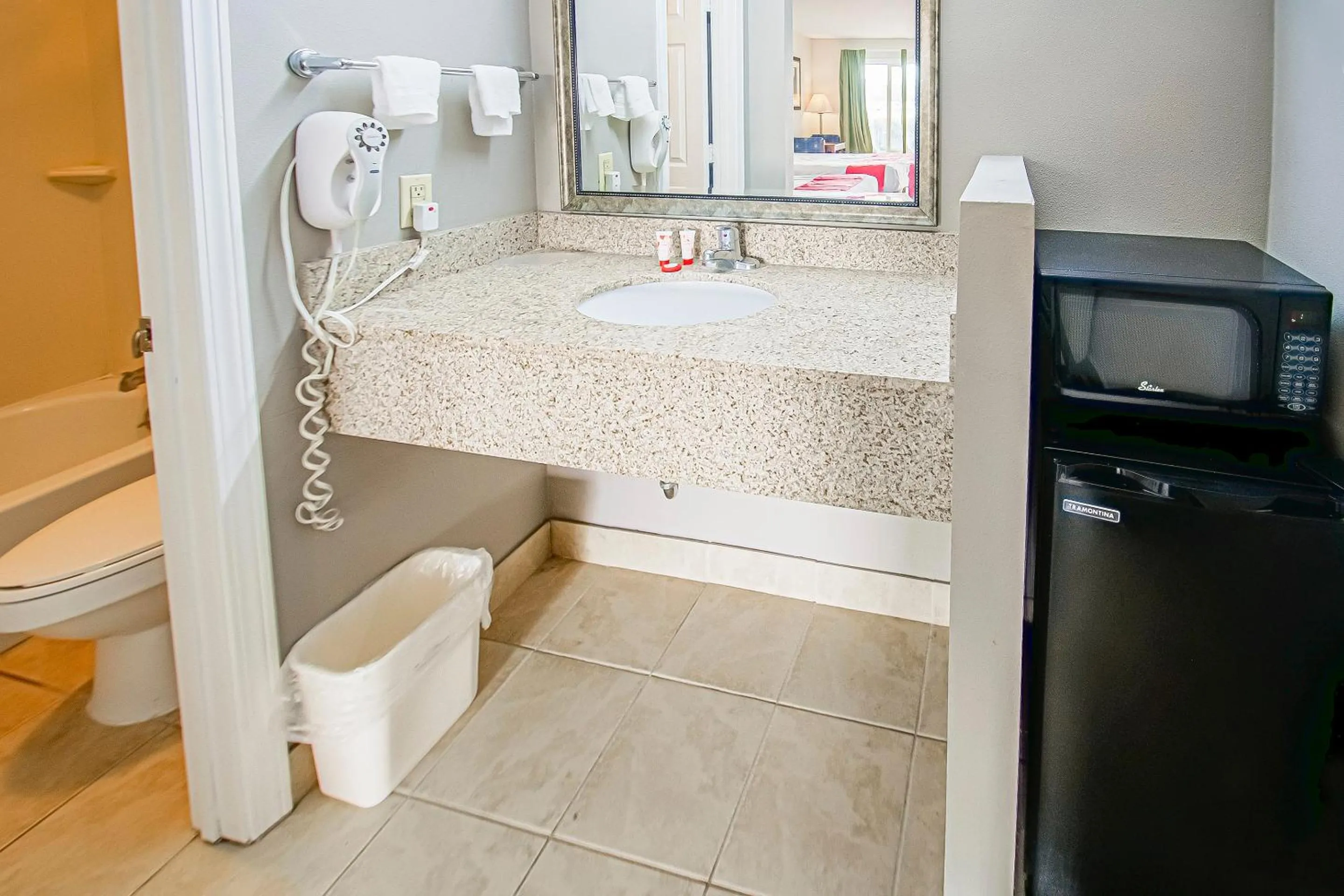 Bathroom in Cypress Inn & Suites Washington by OYO