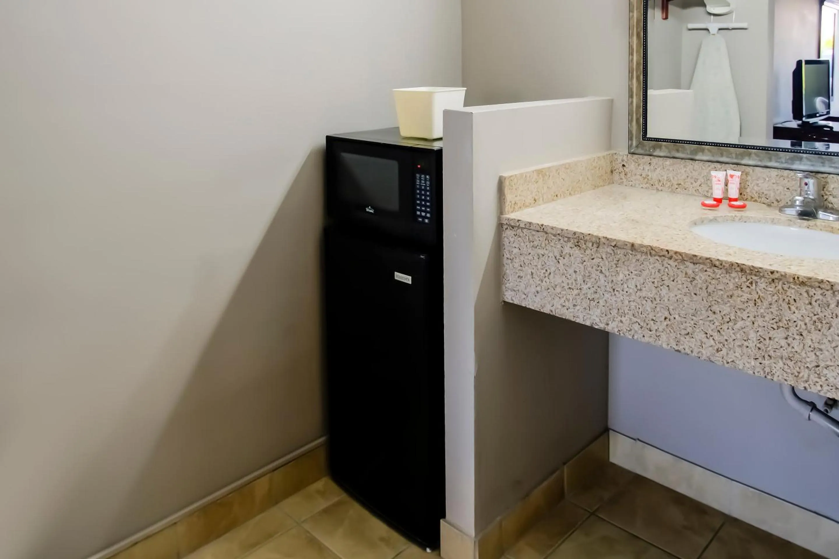 Bathroom in Cypress Inn & Suites Washington by OYO