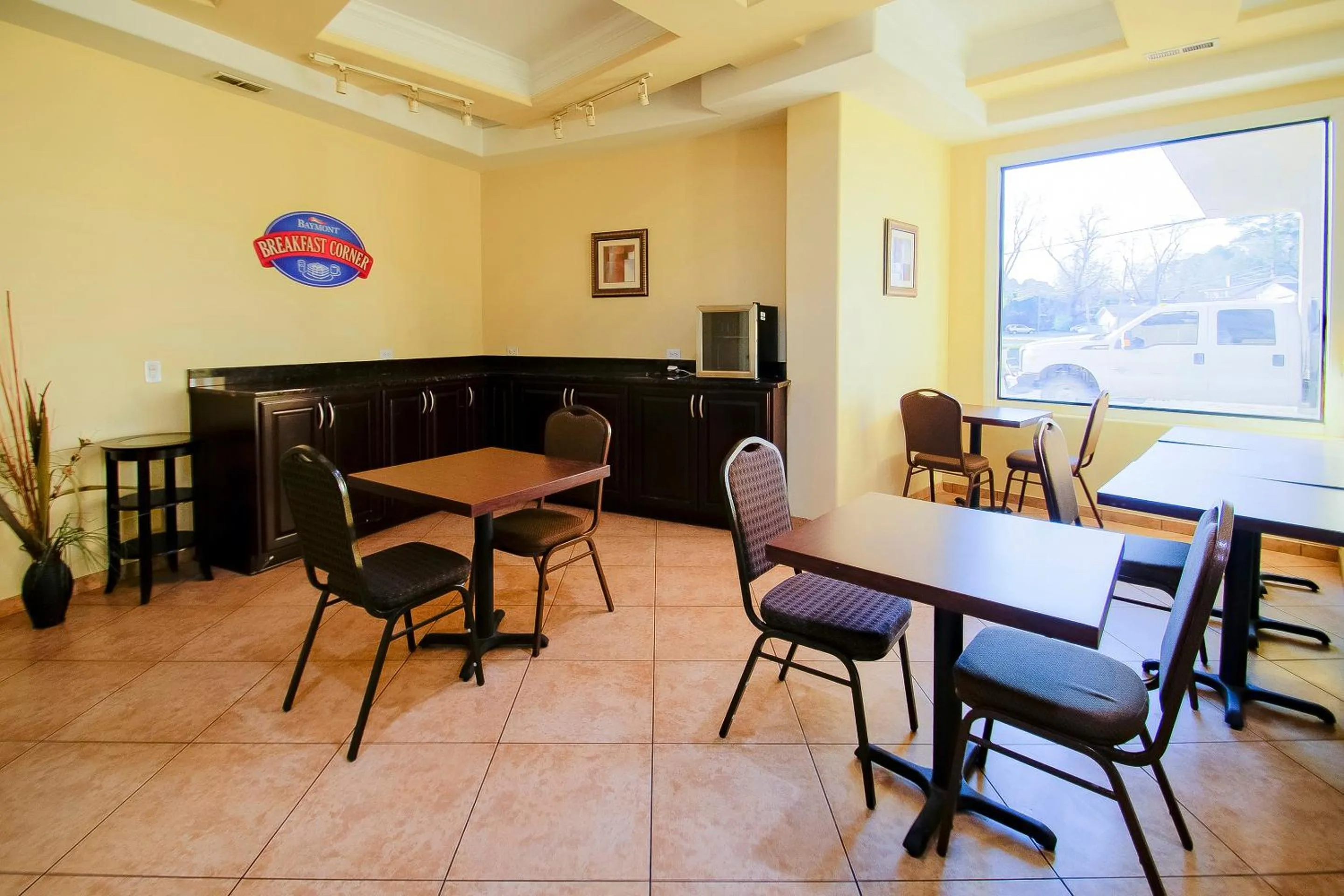 Dining area in Cypress Inn & Suites Washington by OYO