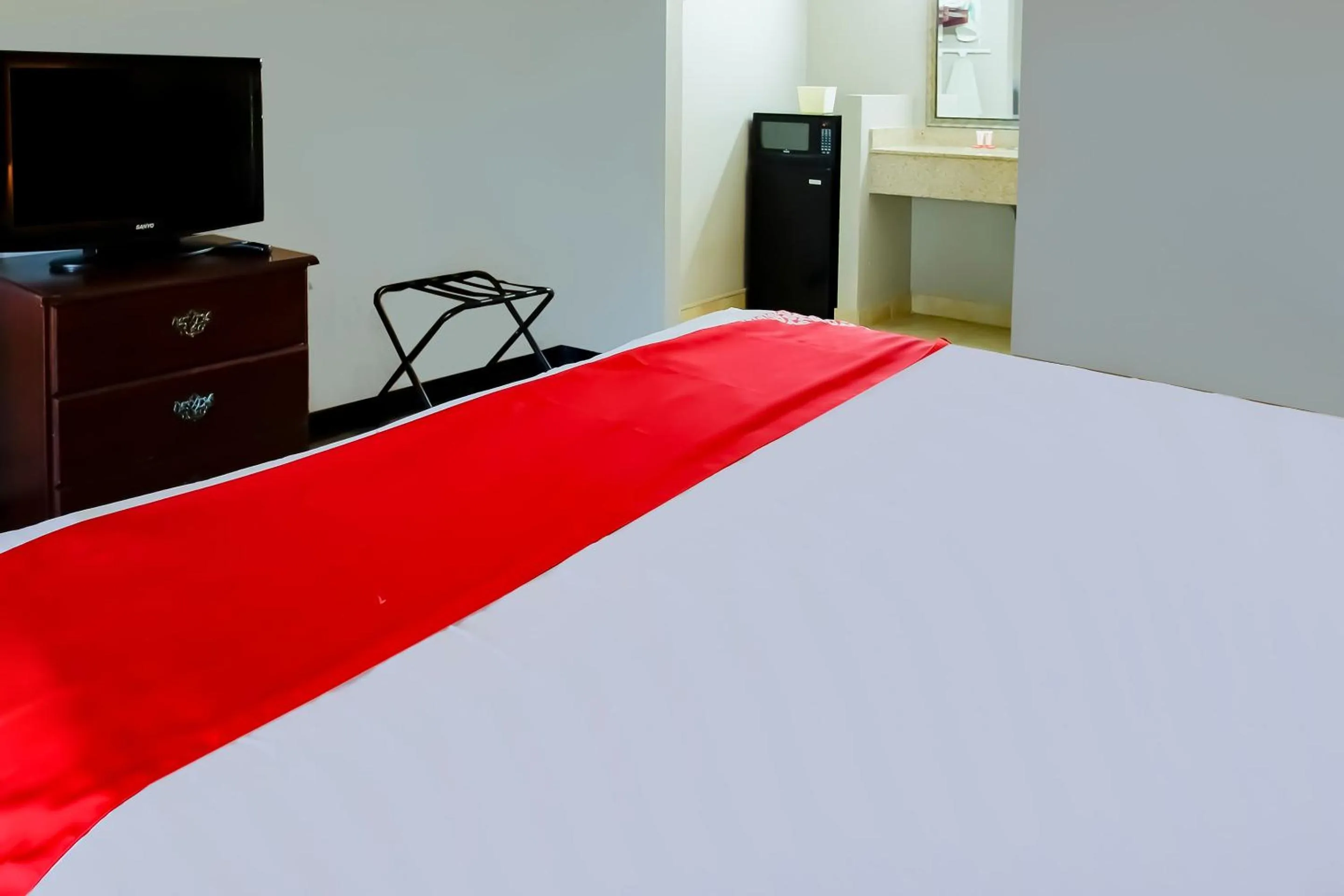 Bedroom, Bed in Cypress Inn &amp; Suites Washington by OYO