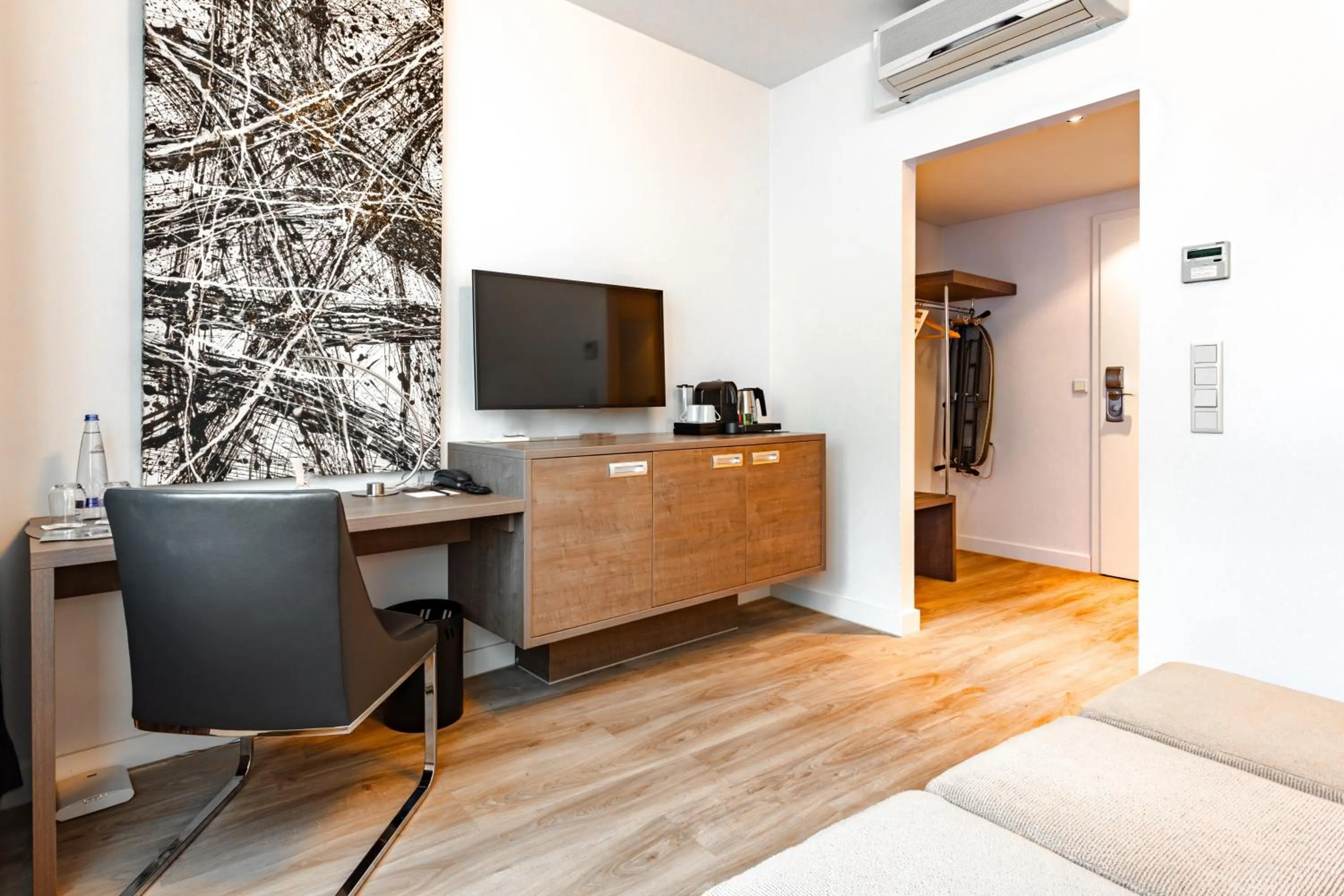 Photo of the whole room in Art & Business Hotel