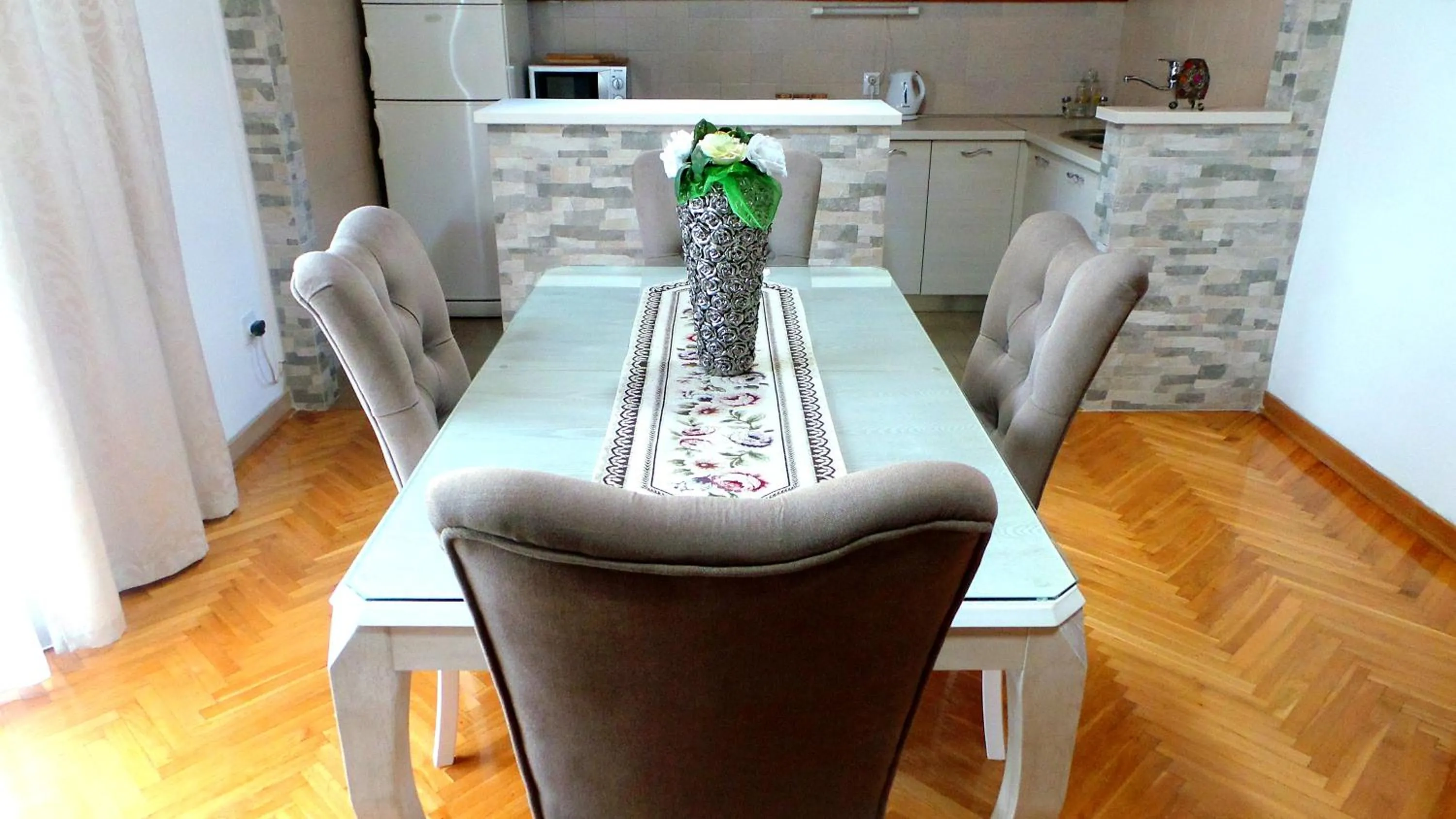 Kitchen or kitchenette in El Mar Apartments