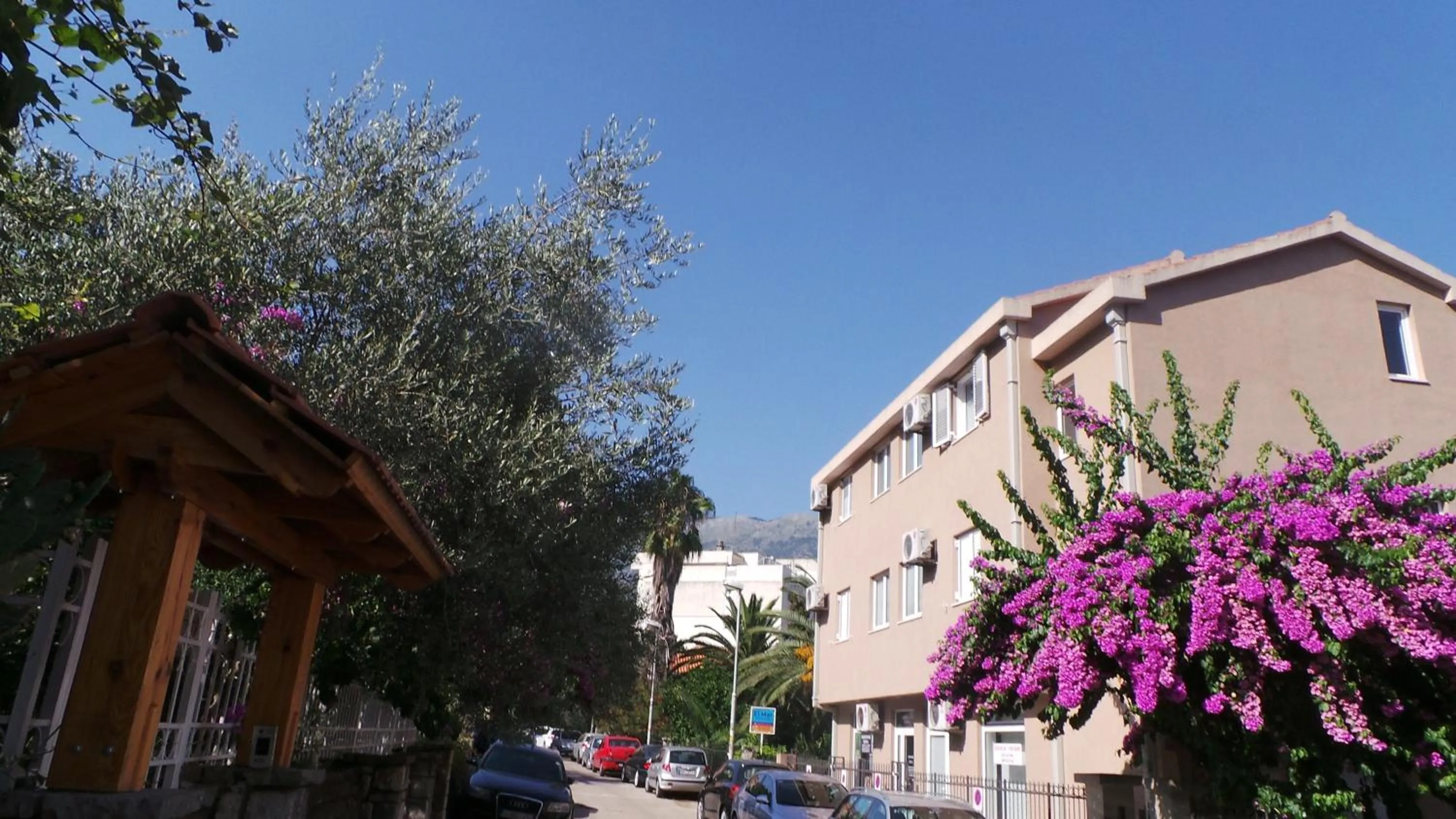 Facade/entrance in El Mar Apartments