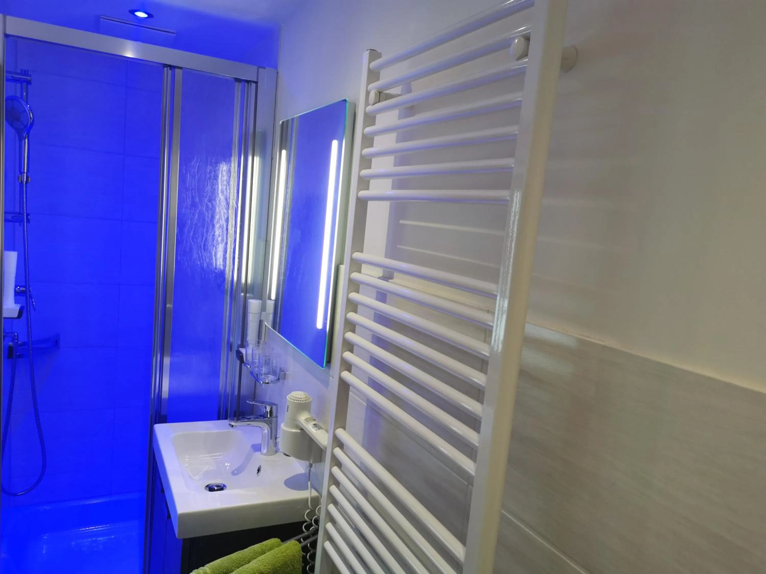 Bathroom in Hotelpension Oberauer Wagrain