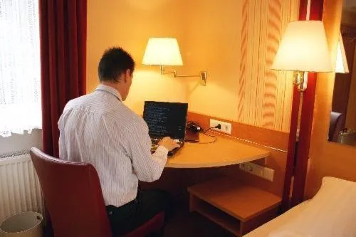 Photo of the whole room, Bed in Burg-Hotel