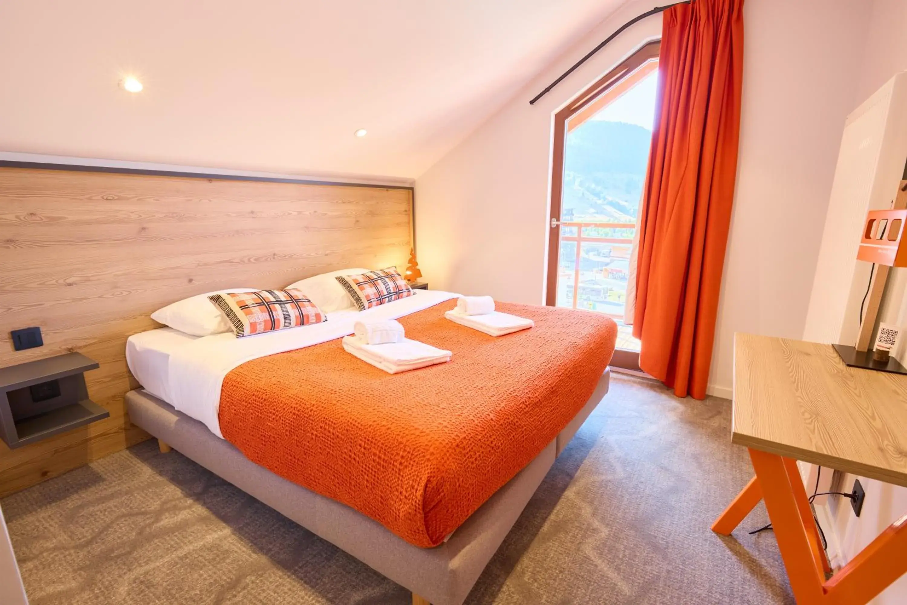 Photo of the whole room, Bed in Hotel Base Camp Lodge - Les 2 Alpes Photo of the whole room, Bed in Hotel Base Camp Lodge - Les 2 Alpes