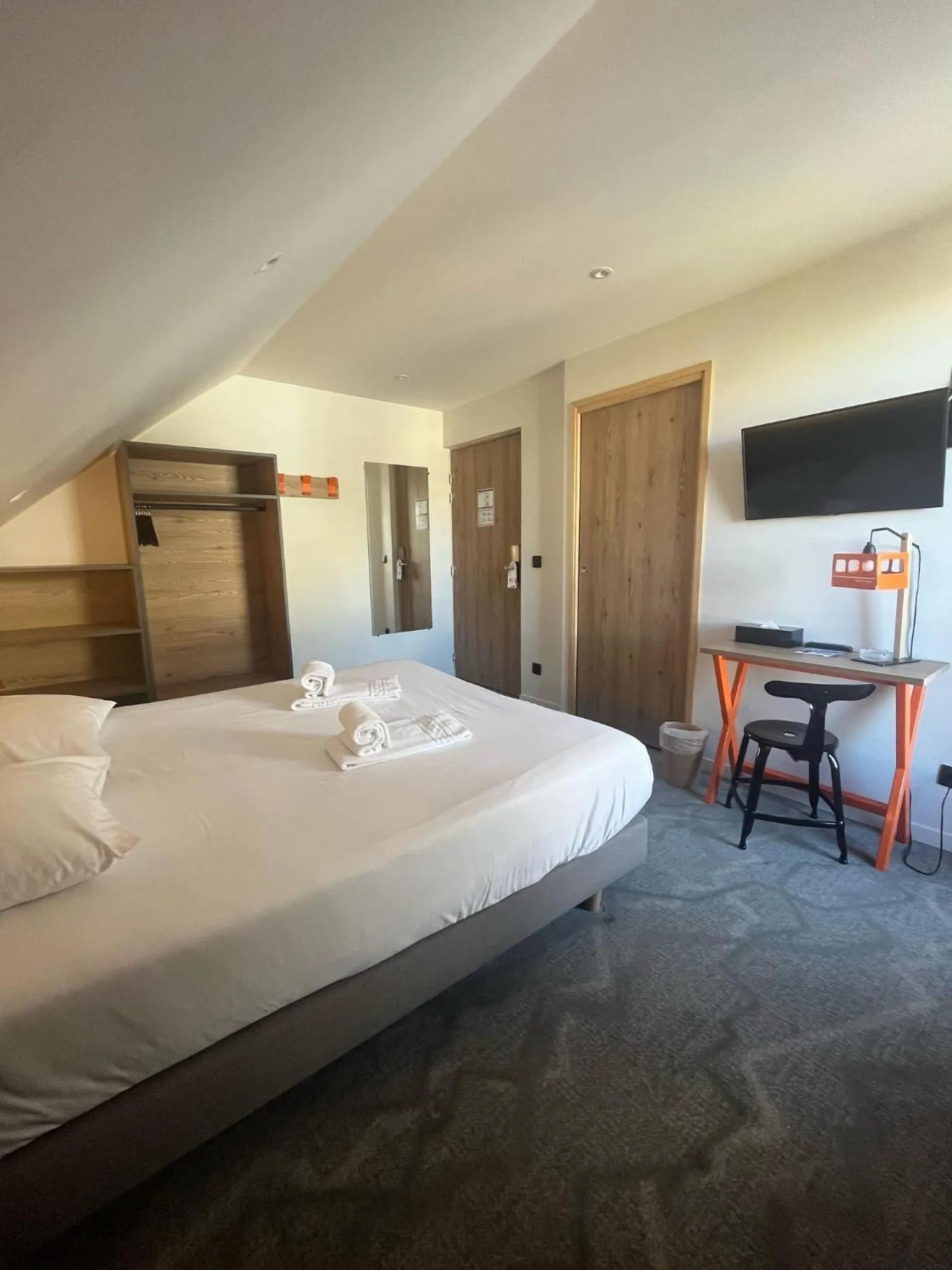 Photo of the whole room, Bed in Hotel Base Camp Lodge - Les 2 Alpes