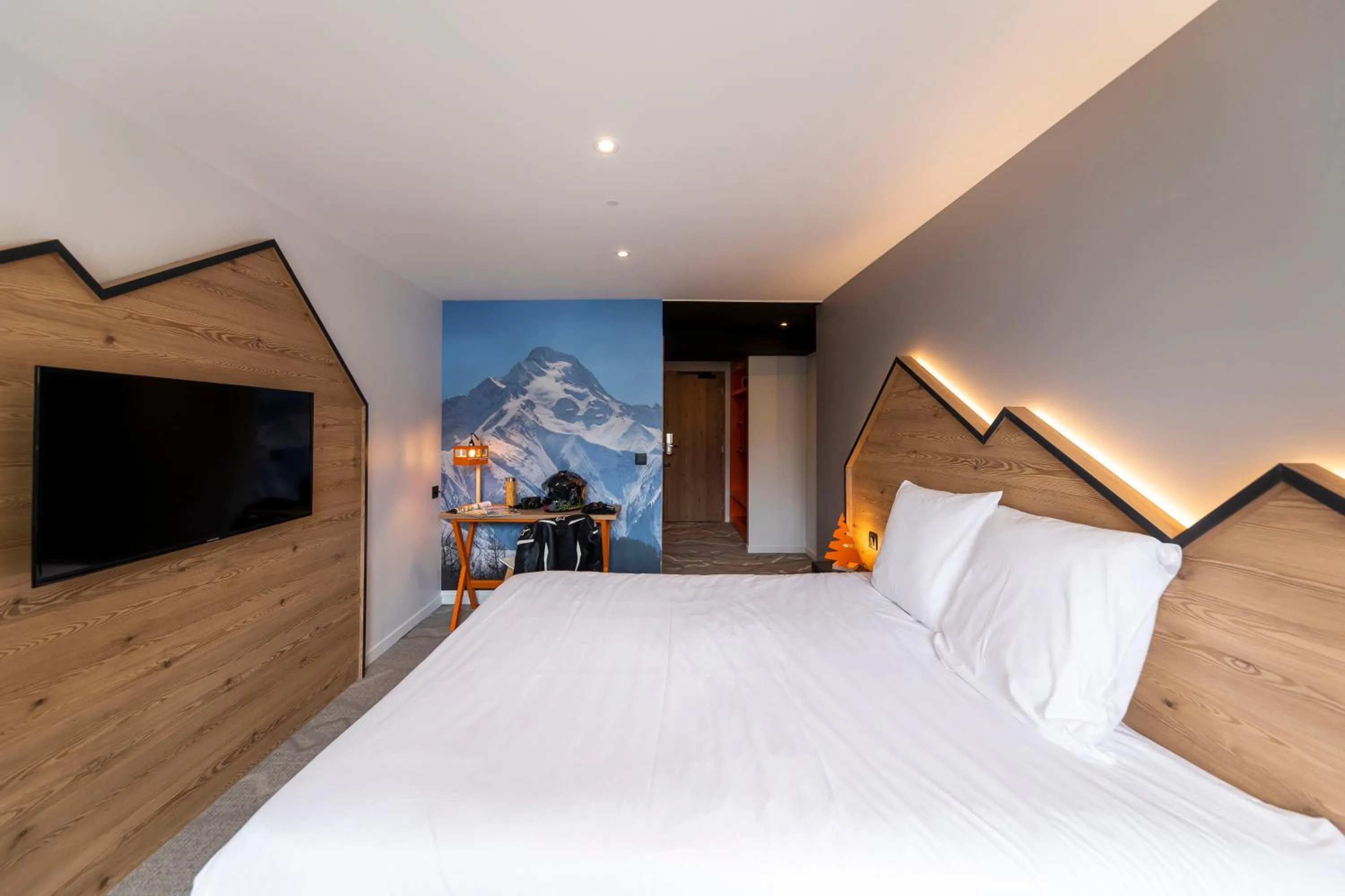Photo of the whole room, Bed in Hotel Base Camp Lodge - Les 2 Alpes