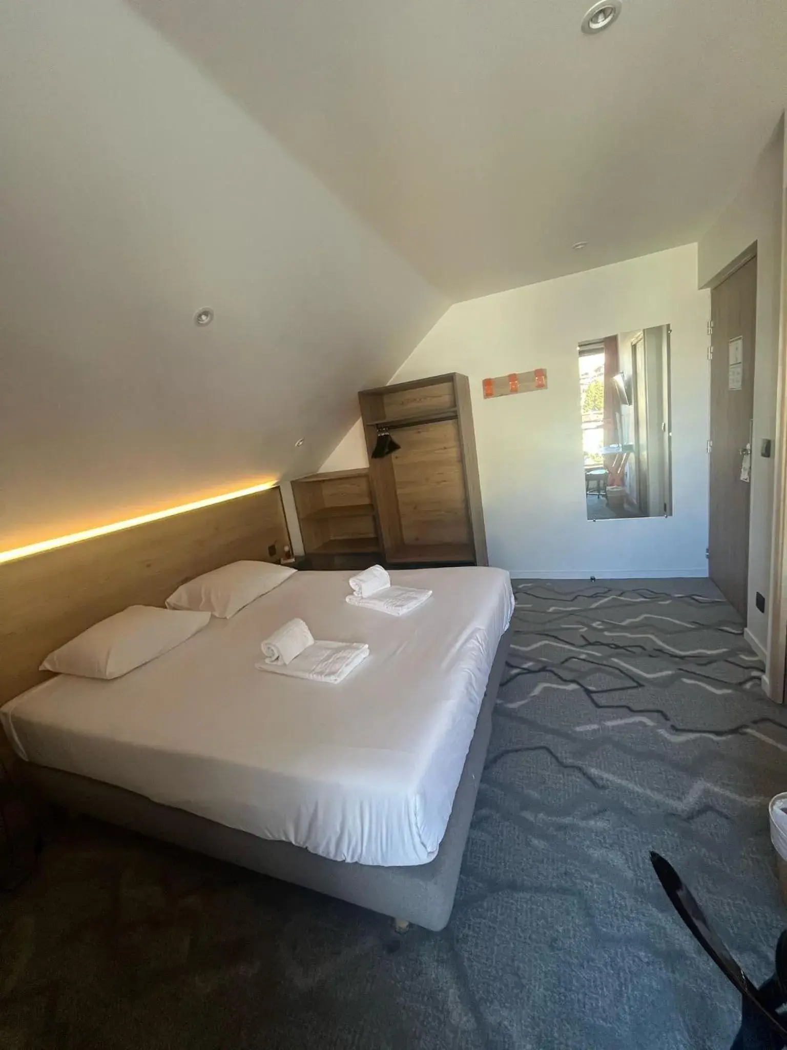 Photo of the whole room, Bed in Hotel Base Camp Lodge - Les 2 Alpes Photo of the whole room, Bed in Hotel Base Camp Lodge - Les 2 Alpes