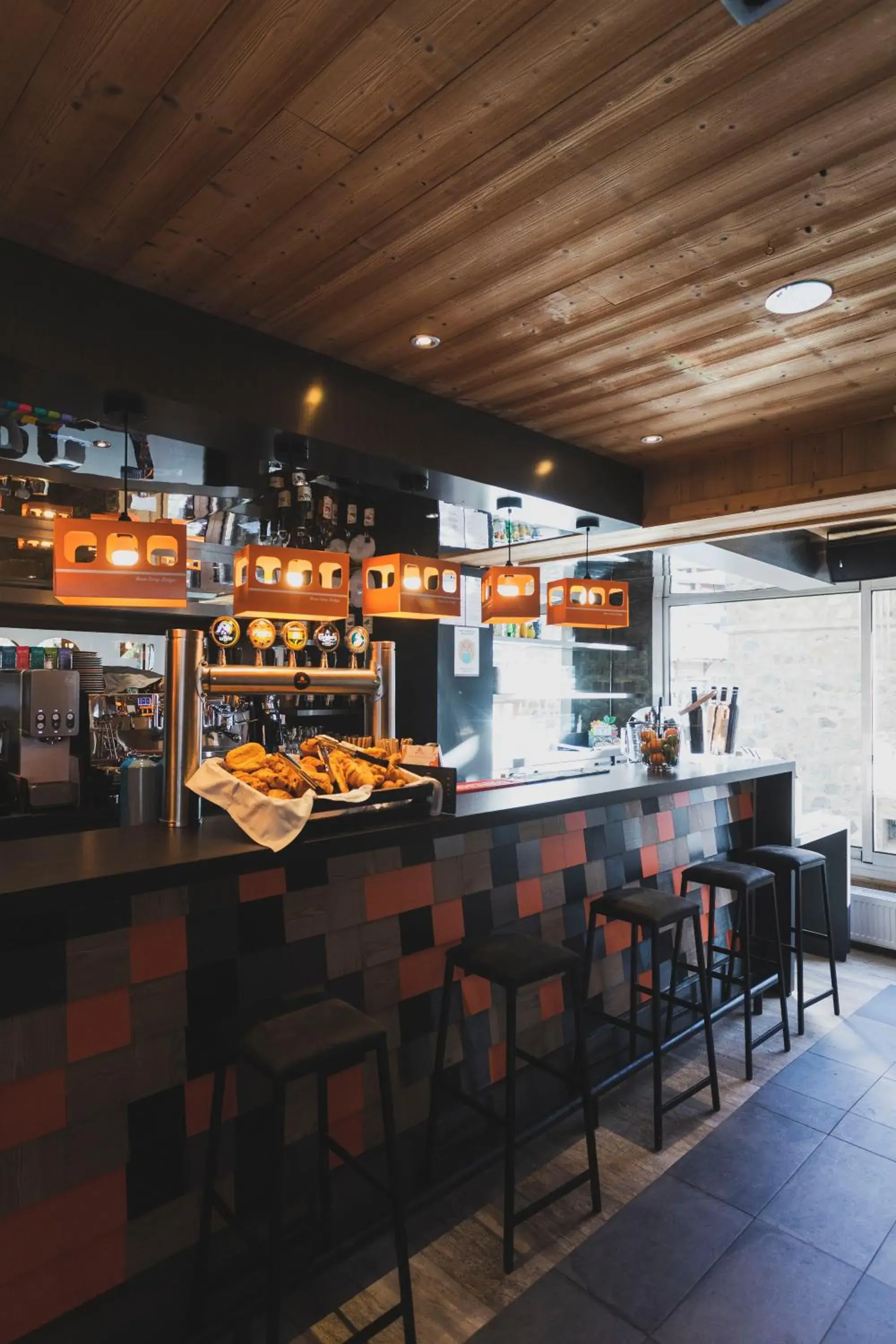 Lounge or bar in Hotel Base Camp Lodge - Les 2 Alpes Lounge or bar in Hotel Base Camp Lodge - Les 2 Alpes