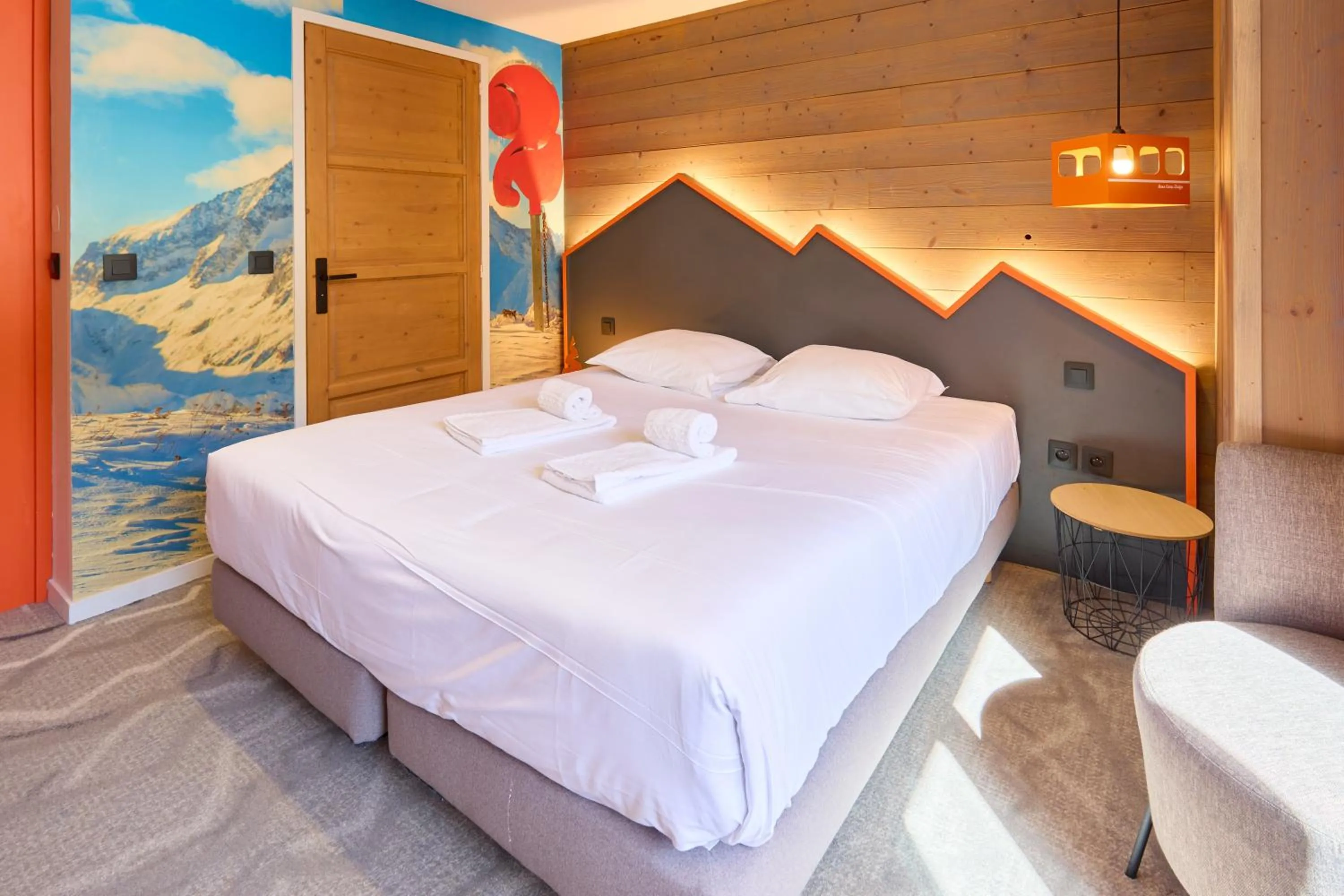 Bedroom, Bed in Hotel Base Camp Lodge - Les 2 Alpes