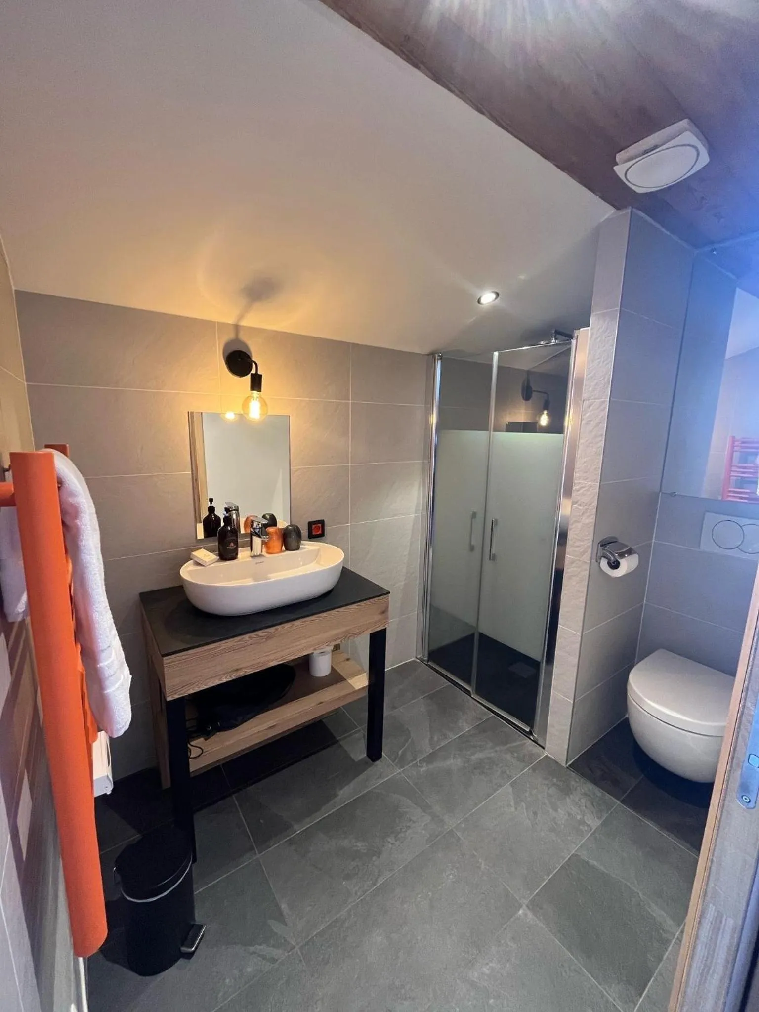 Bathroom, Bed in Hotel Base Camp Lodge - Les 2 Alpes