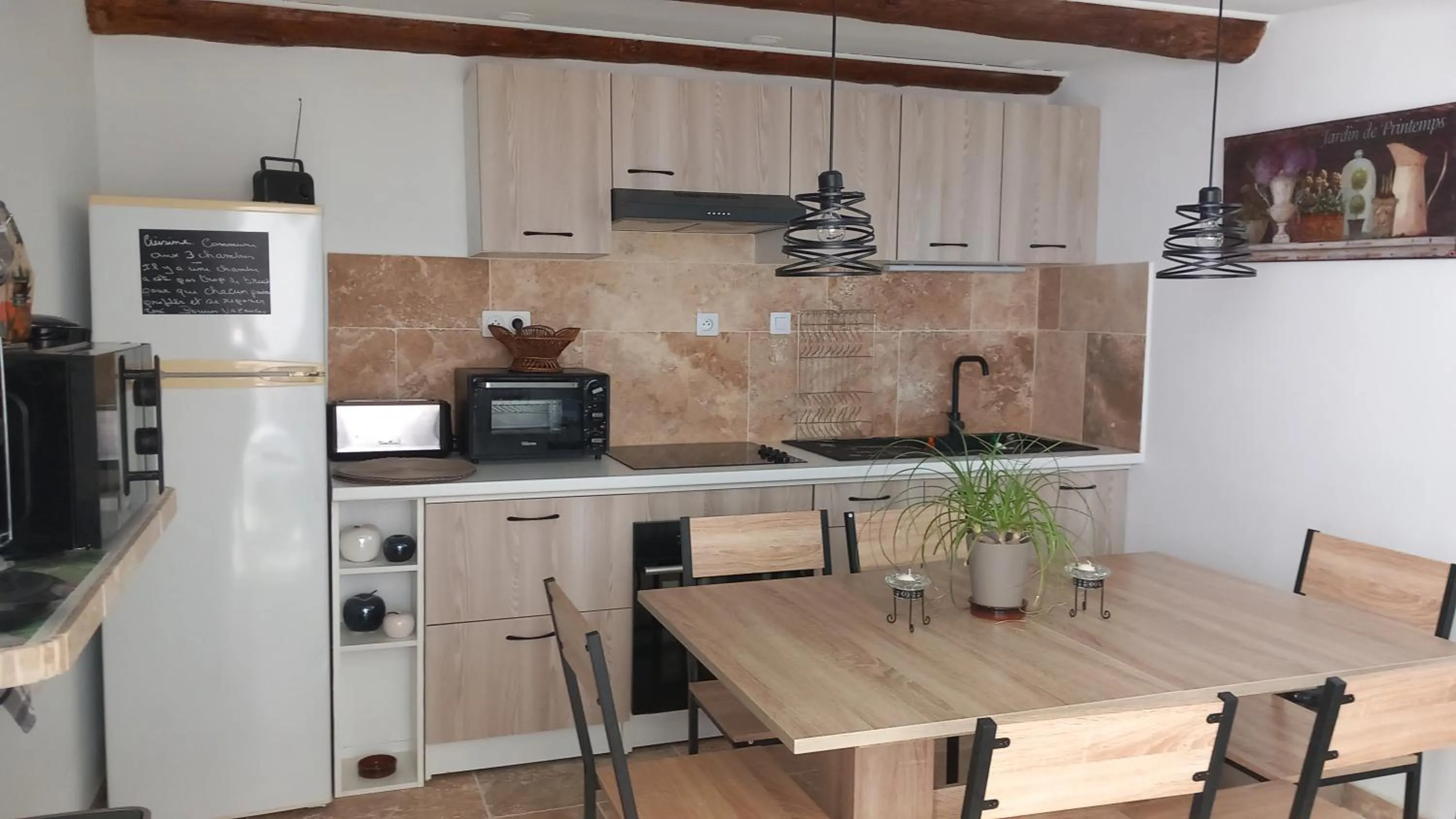 Kitchen or kitchenette in La Sapiniére -chambres climatisées