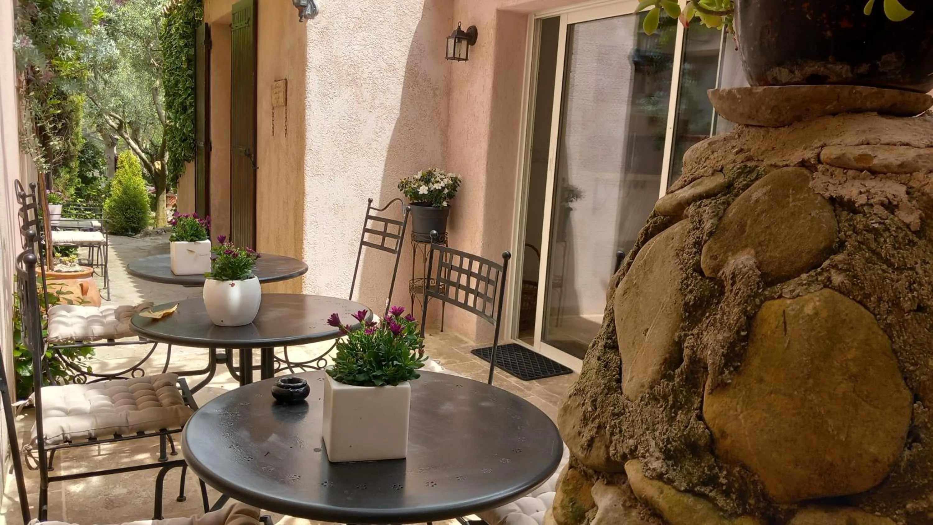 Dining area in La Sapiniére -chambres climatisées
