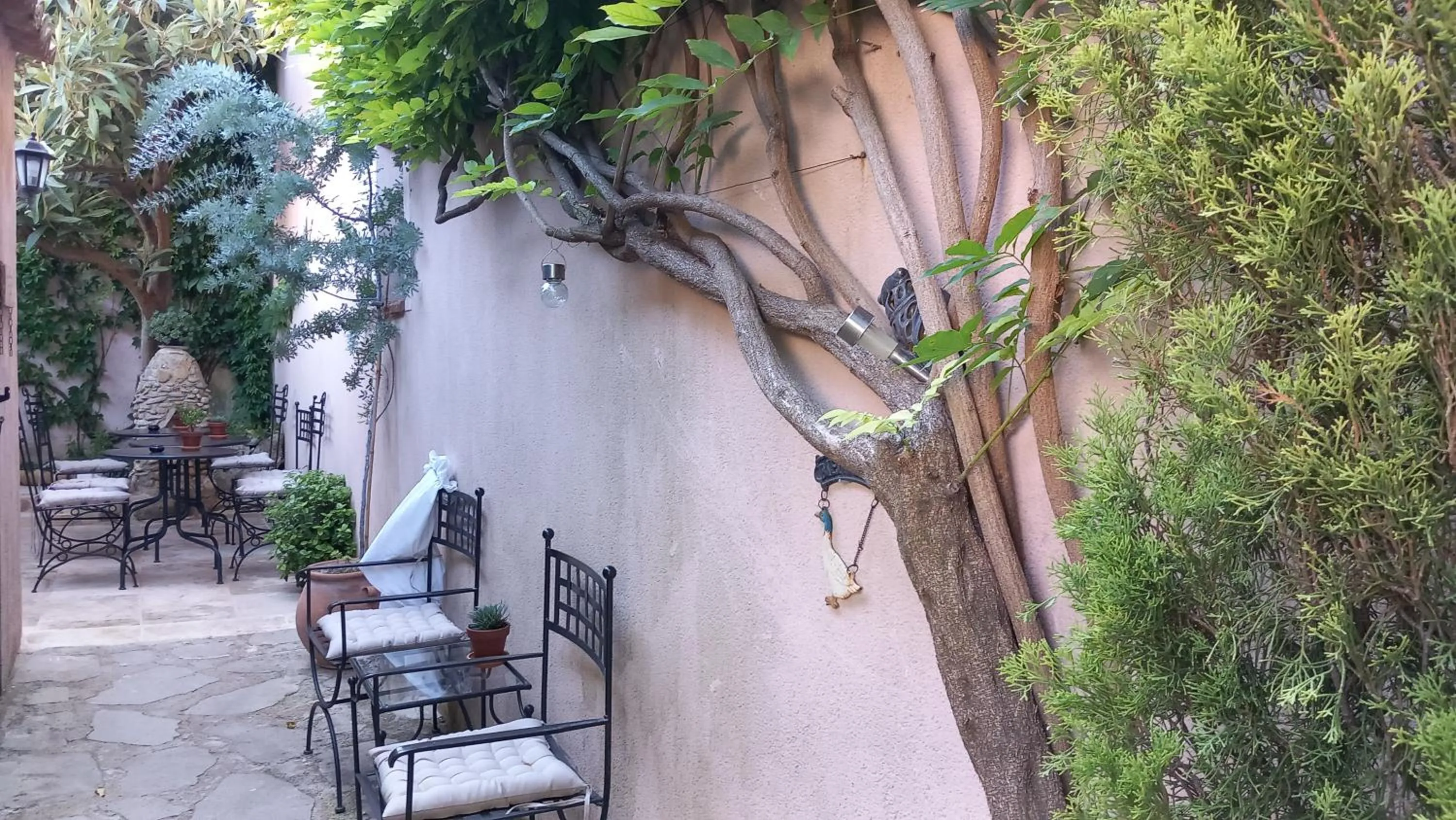 Dining area in La Sapiniére -chambres climatisées
