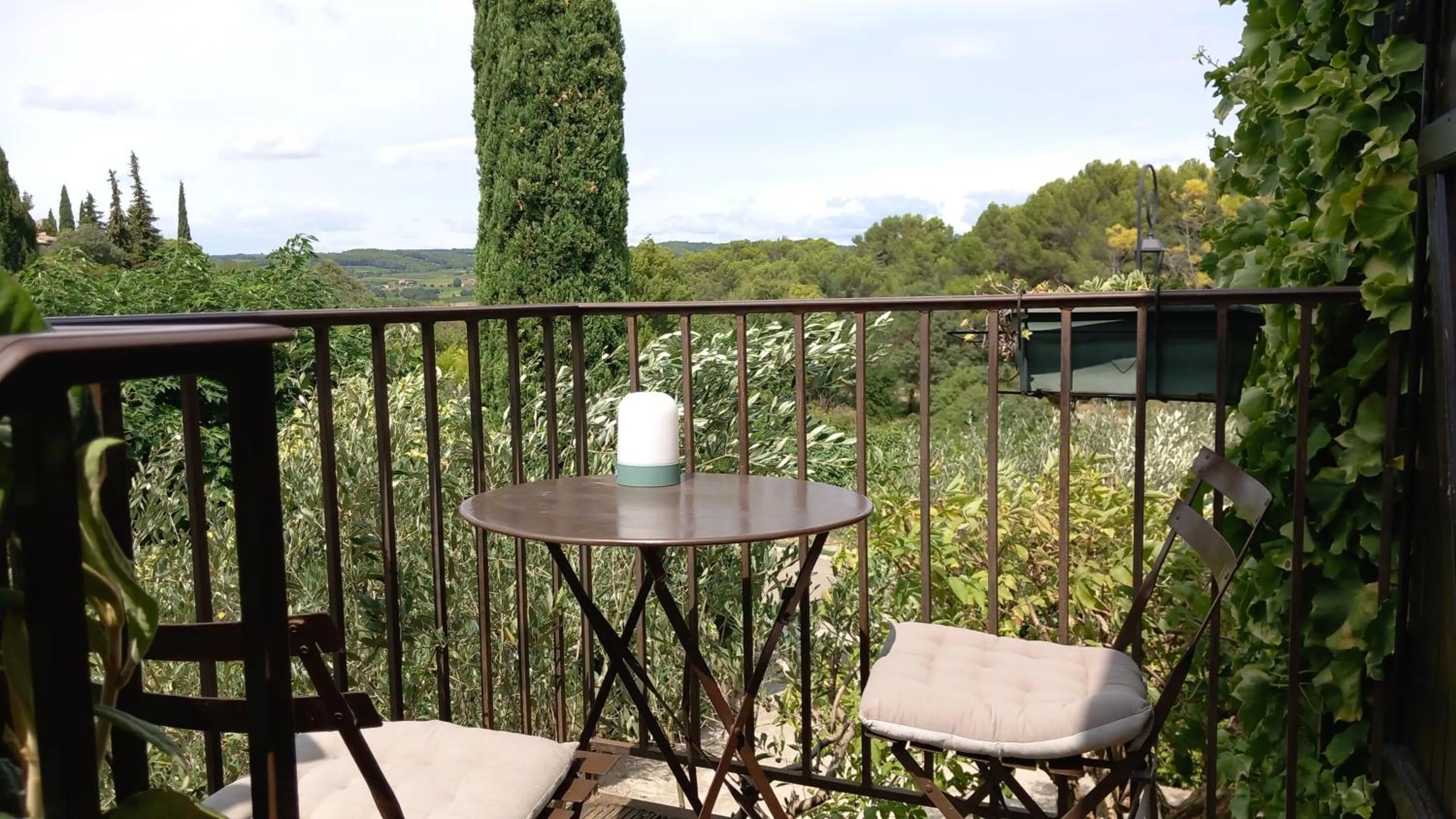 Patio in La Sapiniére -chambres climatisées