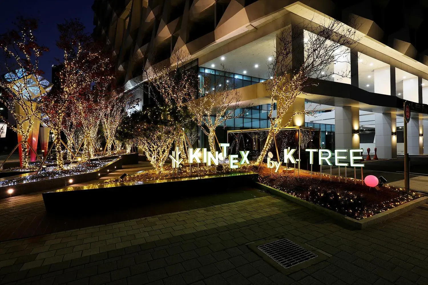 Property building, Swimming Pool in Kintex by K-tree Property building, Swimming Pool in Kintex by K-tree