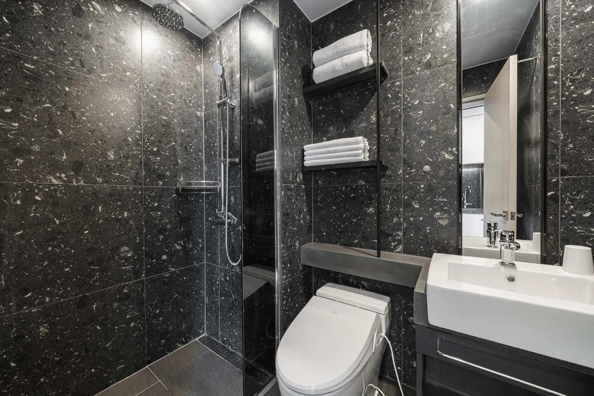 Toilet in Kintex by K-tree